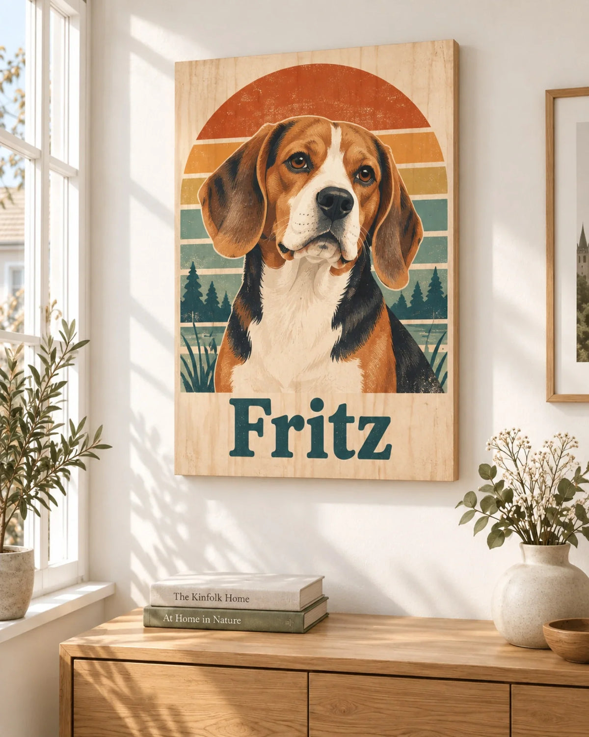 Beagle im Retro-Stil als Hundeportrait auf Holz an der Wand über einer Holzkommode