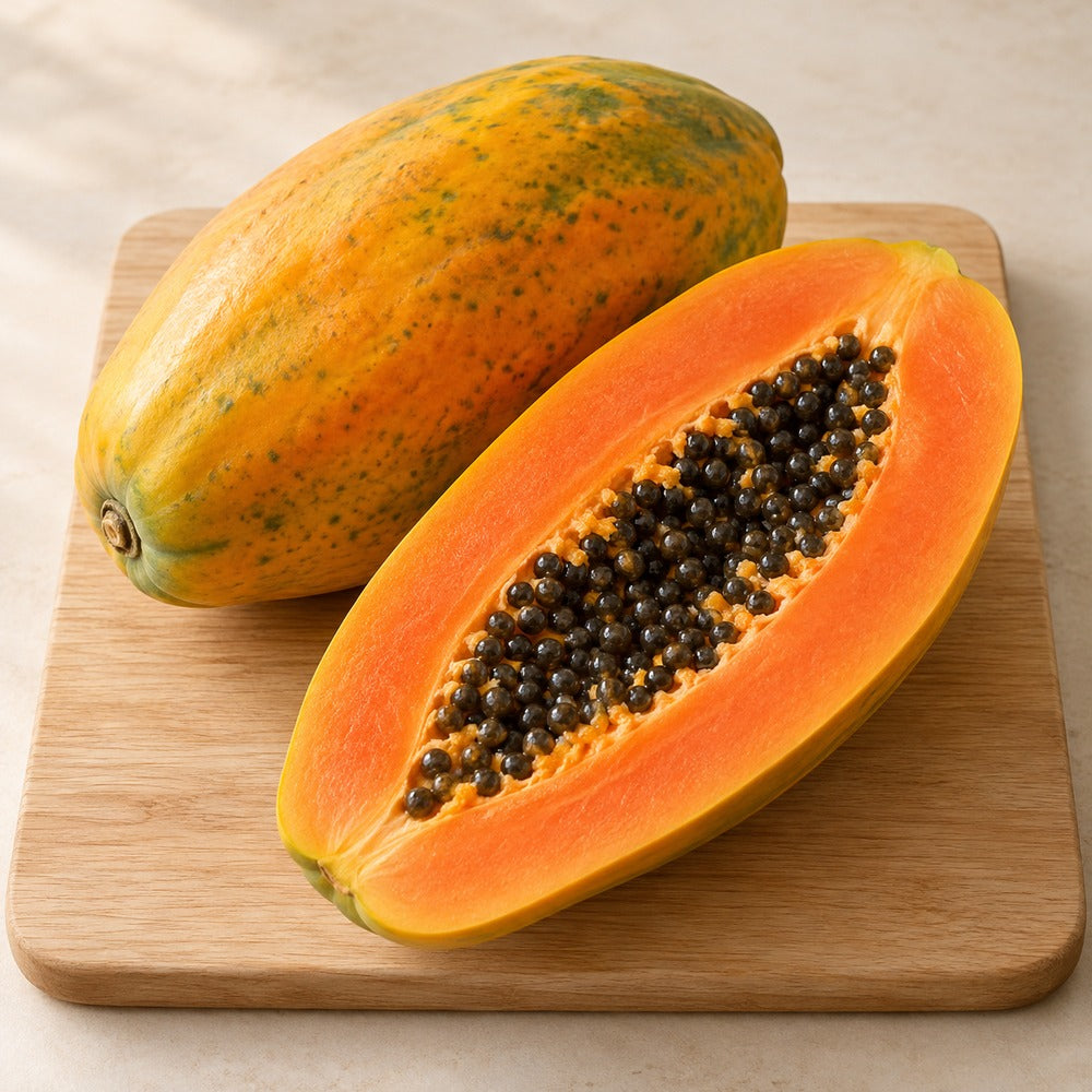Papaya auf einem hellen Holzbrett