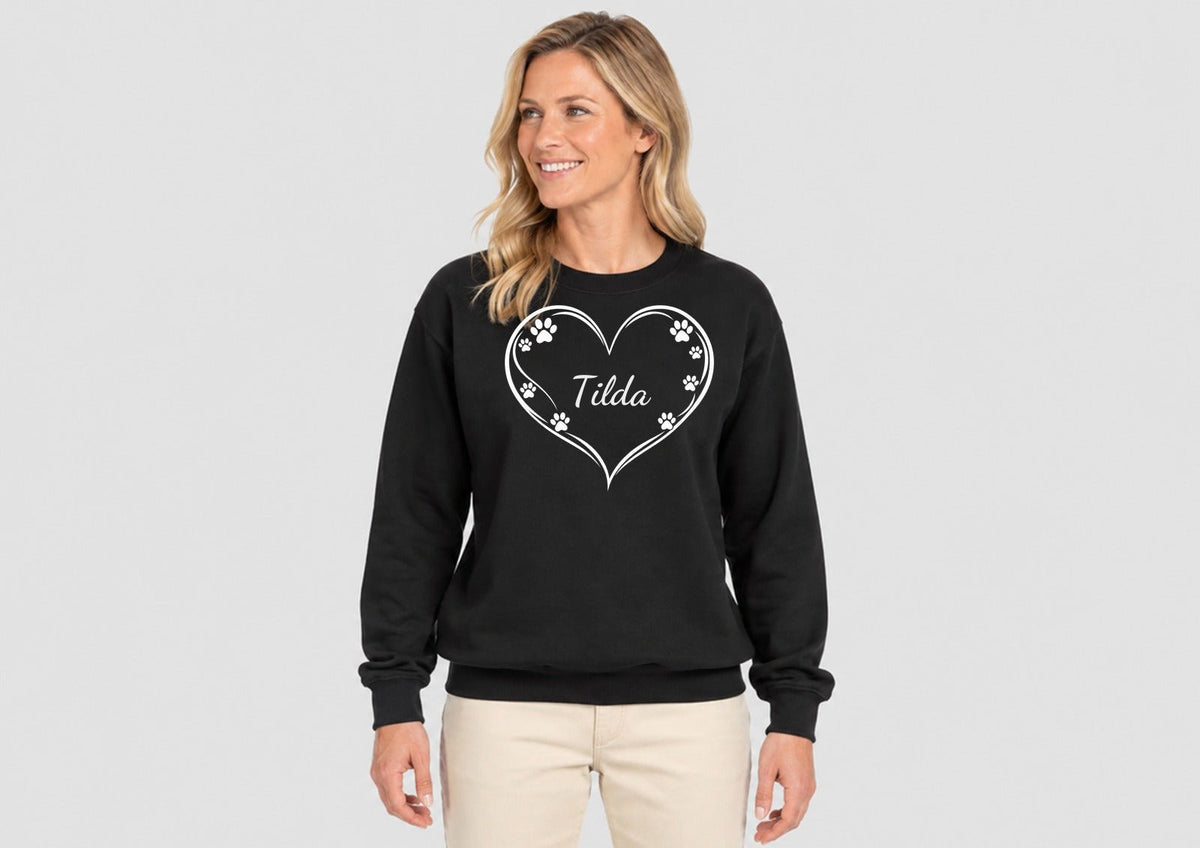 Herz mit Pfoten und Namen deines Tieres, Sweatshirt dunkel, Beispielname Tilda