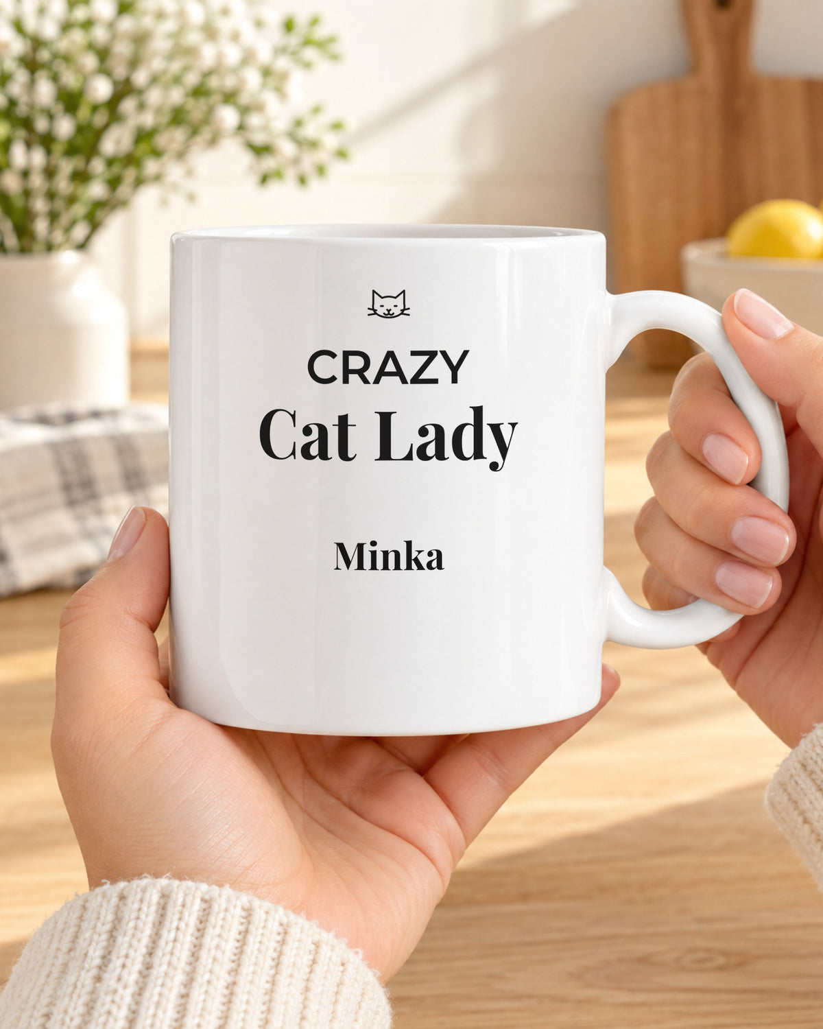 Crazy Cat Lady Tasse mit Namen Minka in den Händen