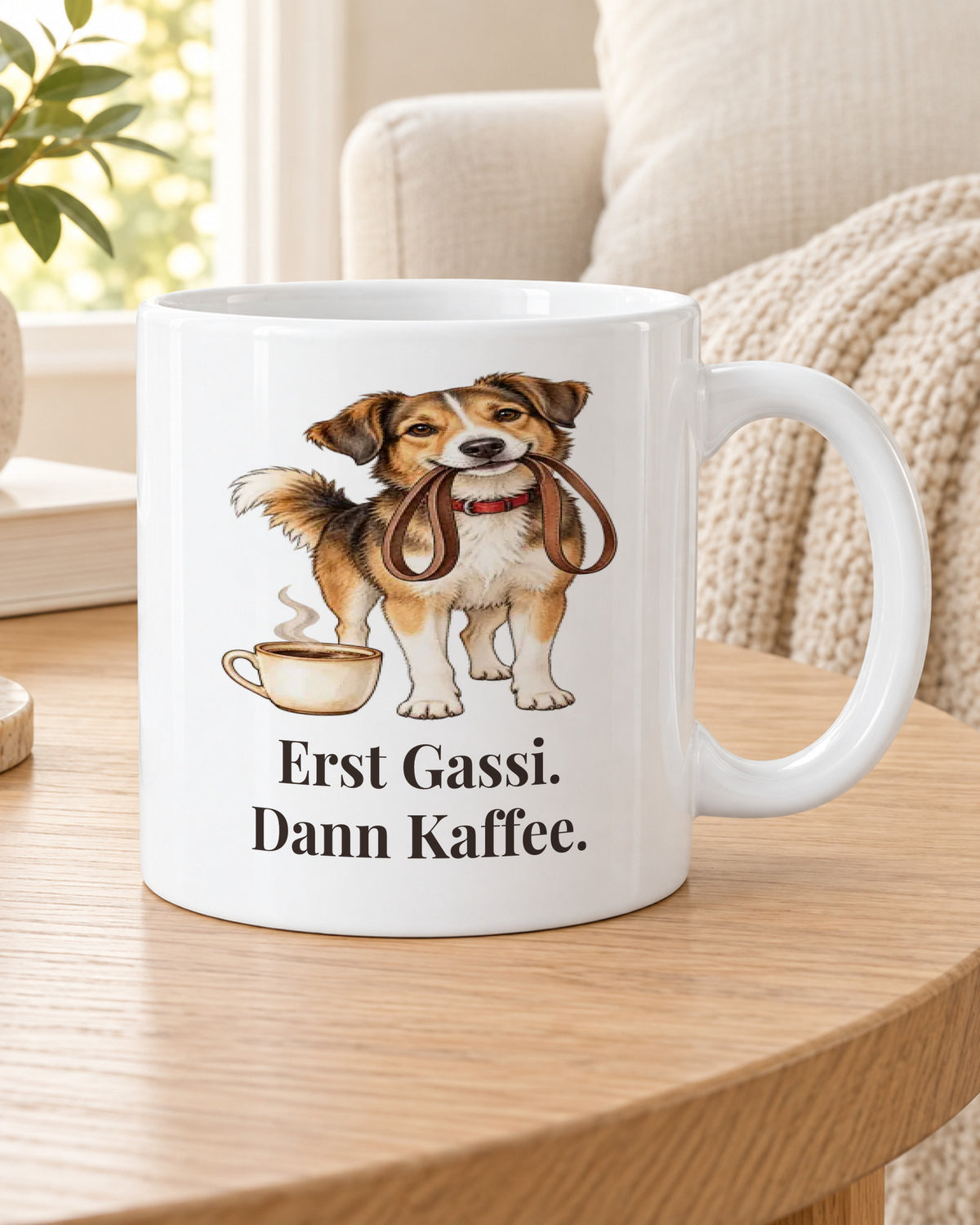 Hundetasse „Erst Gassi. Dann Kaffee.“ auf dem Beistelltisch am Sofa