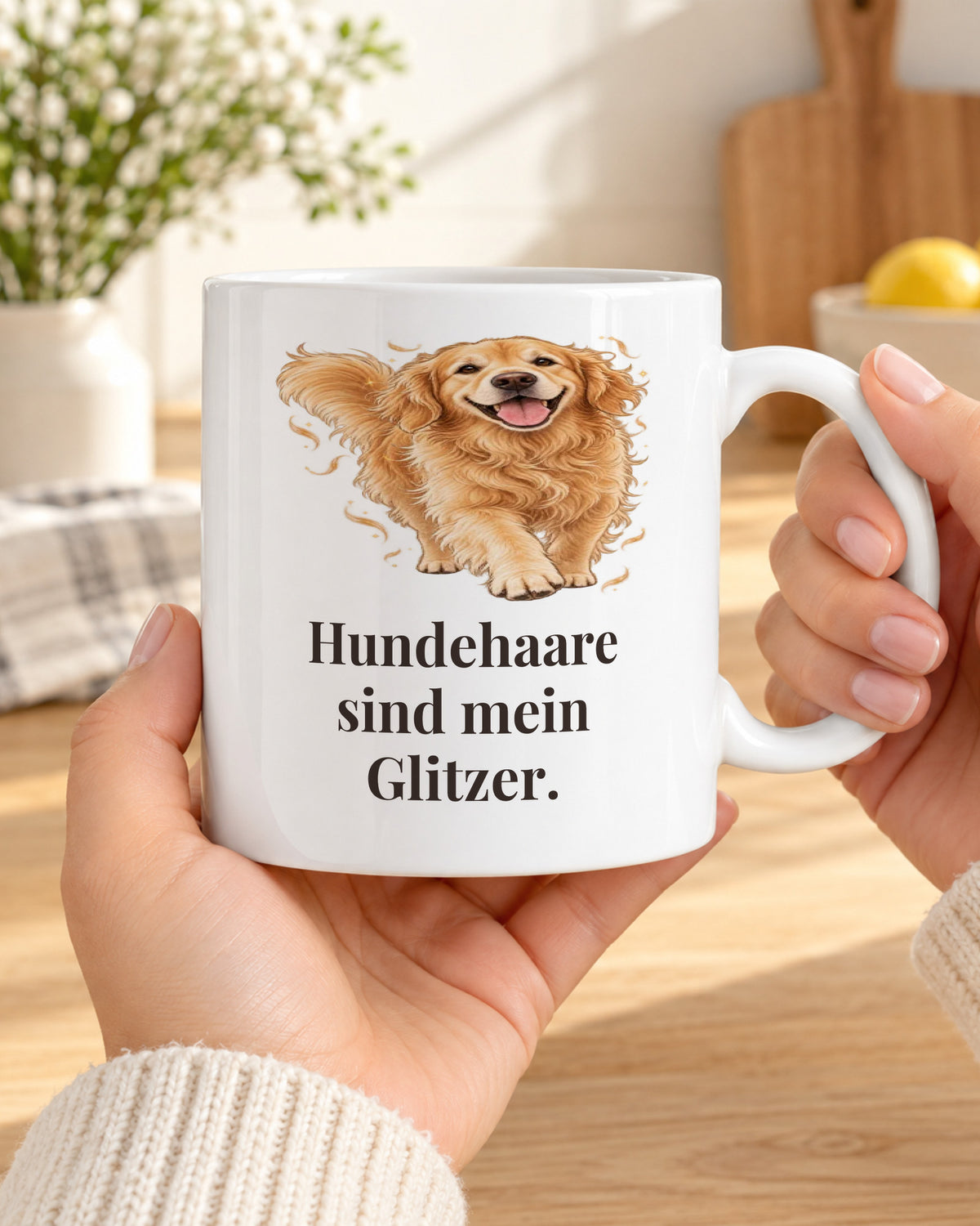 Hundetasse „Hundehaare sind mein Glitzer.“ in den Händen
