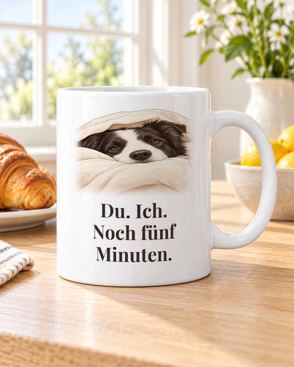 Hundetasse „Du. Ich. Noch fünf Minuten.“ am Frühstückstisch