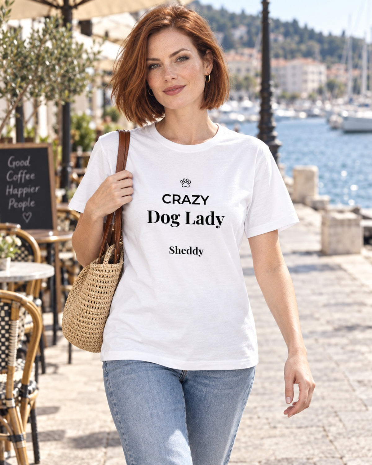 Frau im weißen T-Shirt „Crazy Dog Lady“ mit Hundenamen am Hafen
