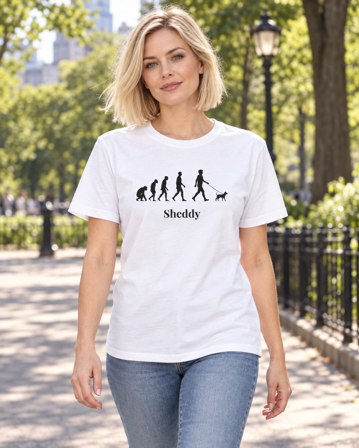 Frau im weißen T-Shirt „Pet Evolution“ mit Hundenamen in der Stadt