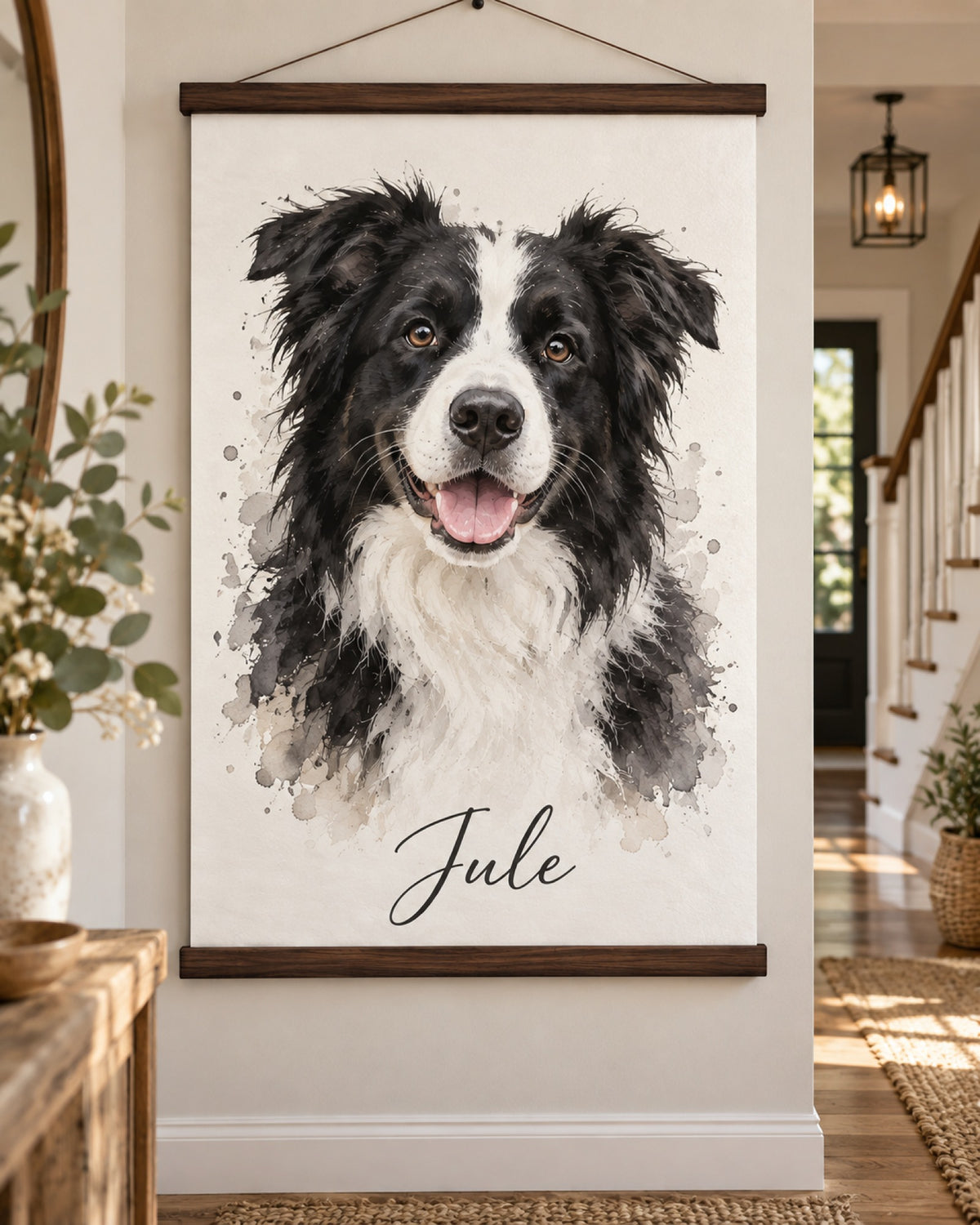 Hundeportrait als Poster mit Holzleiste, Border Collie im Aquarell-Stil mit Namen Jule hängt im hellen Flur