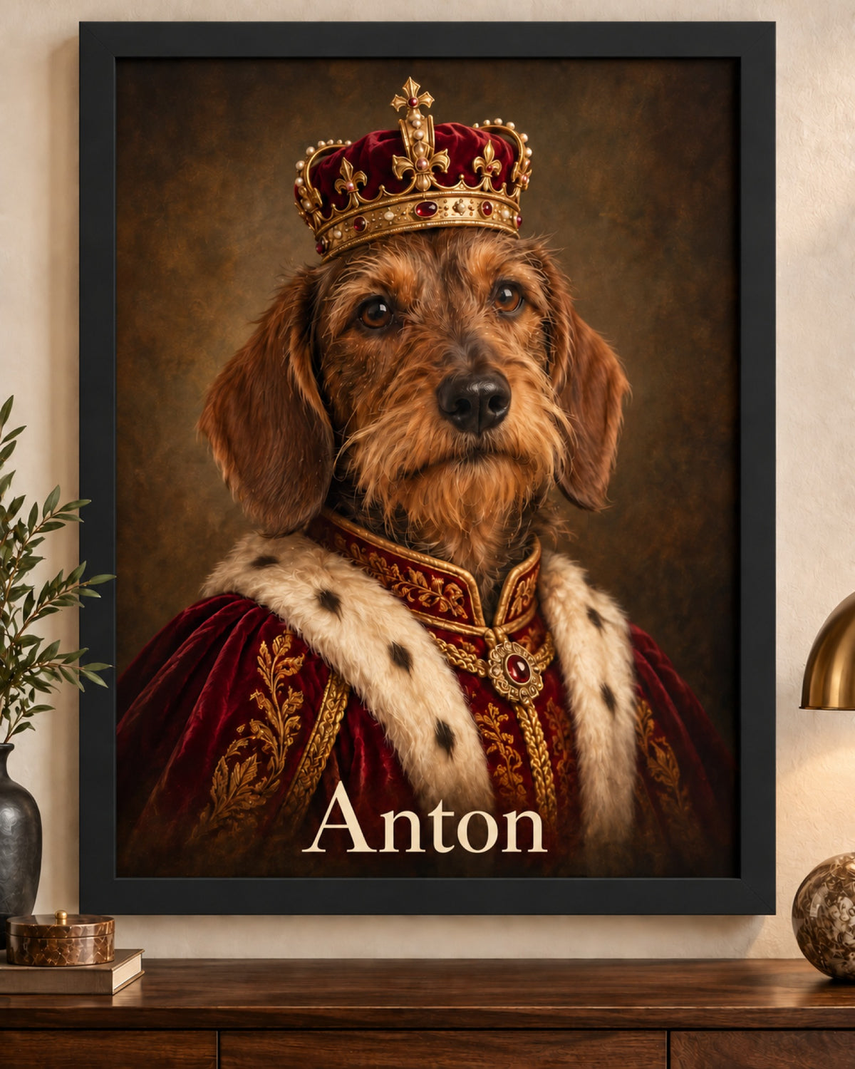Hundeportrait als Poster im schwarzen Holzrahmen, Rauhaardackel im Royal-Stil mit Namen Anton auf einer Kommode