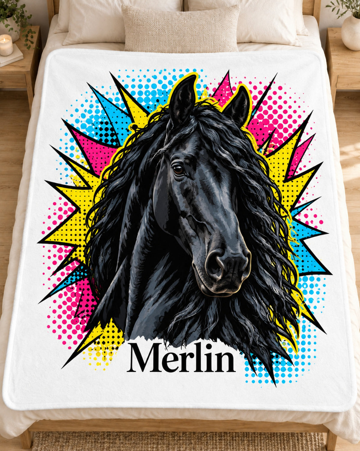 Kuscheldecke mit Rappe im Pop-Art-Stil und Namen Merlin, die Decke liegt ausgebreitet auf einem Bett