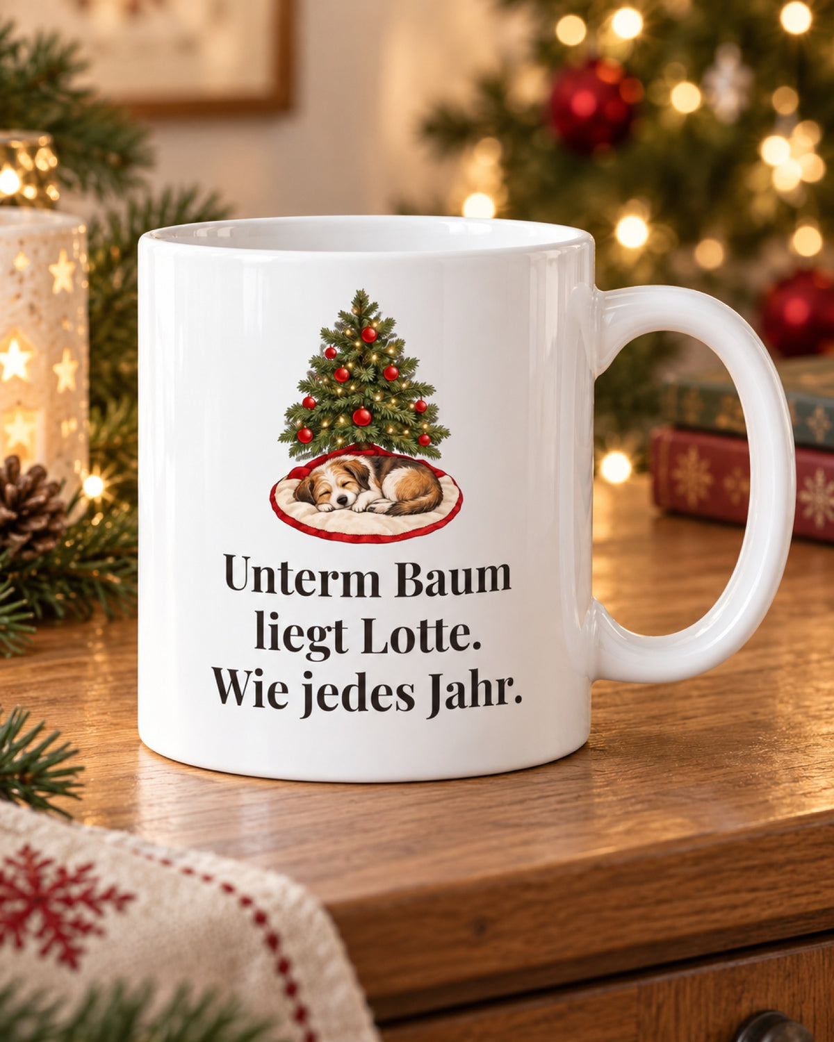 Weihnachtstasse Unterm Baum liegt Lotte. Wie jedes Jahr. vor dem Weihnachtsbaum