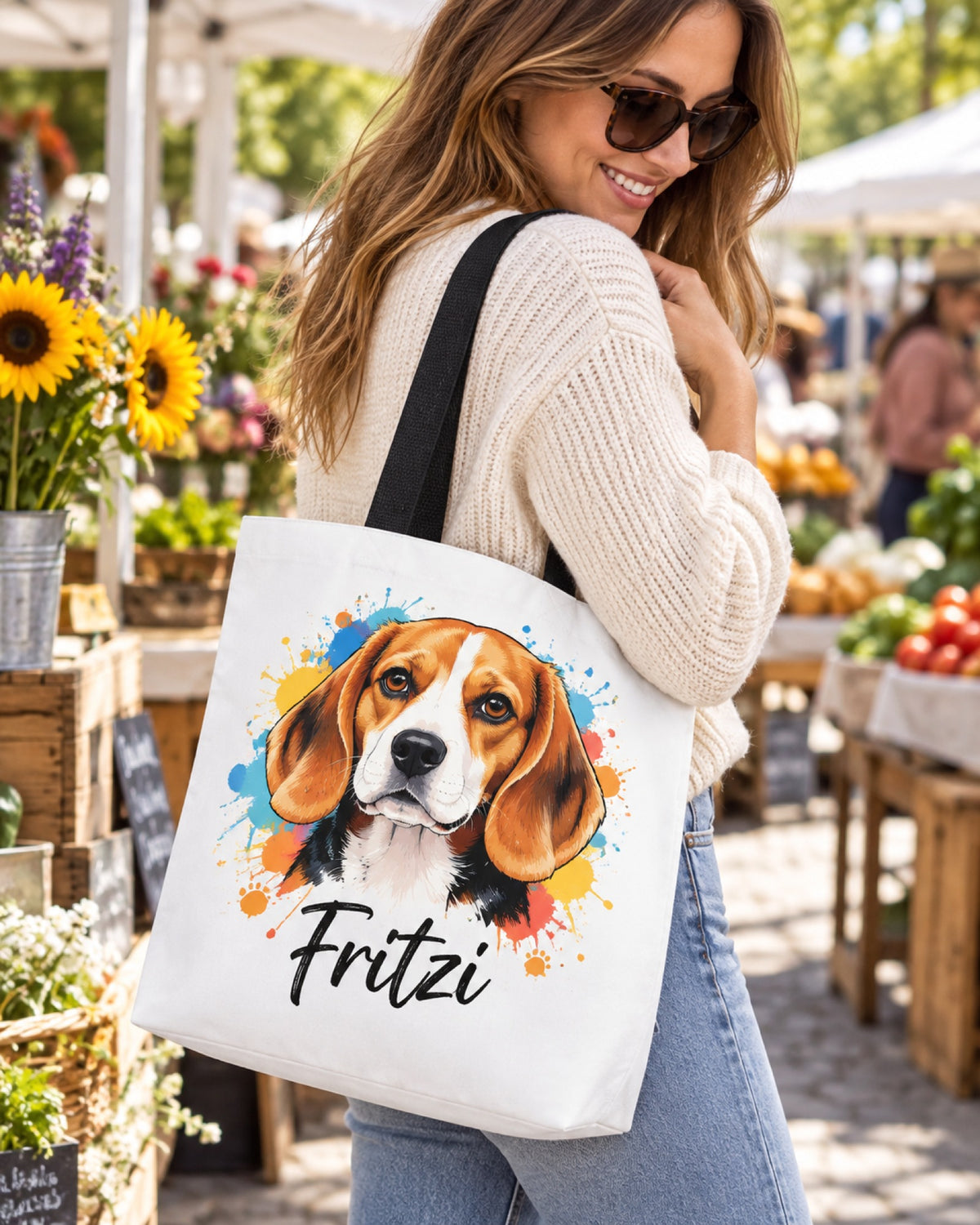 Stofftasche mit Beagle im Pop-Art-Stil und Namen Fritzi, eine Frau trägt die Tasche über der Schulter auf dem Wochenmarkt