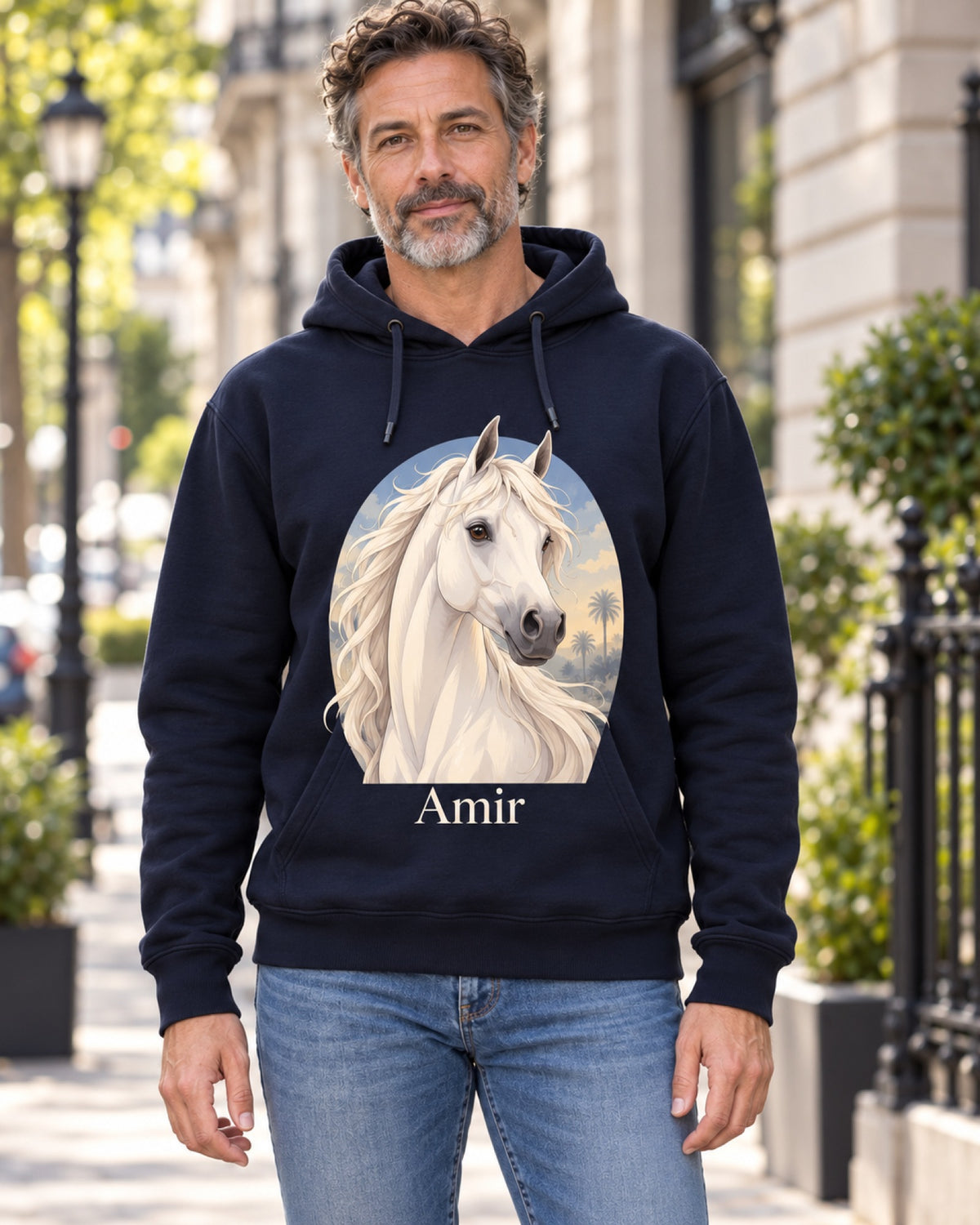 Älterer Mann in der Stadt trägt einen Hoodie in Navy mit Schimmel Amir im Anime-Stil auf der Brust