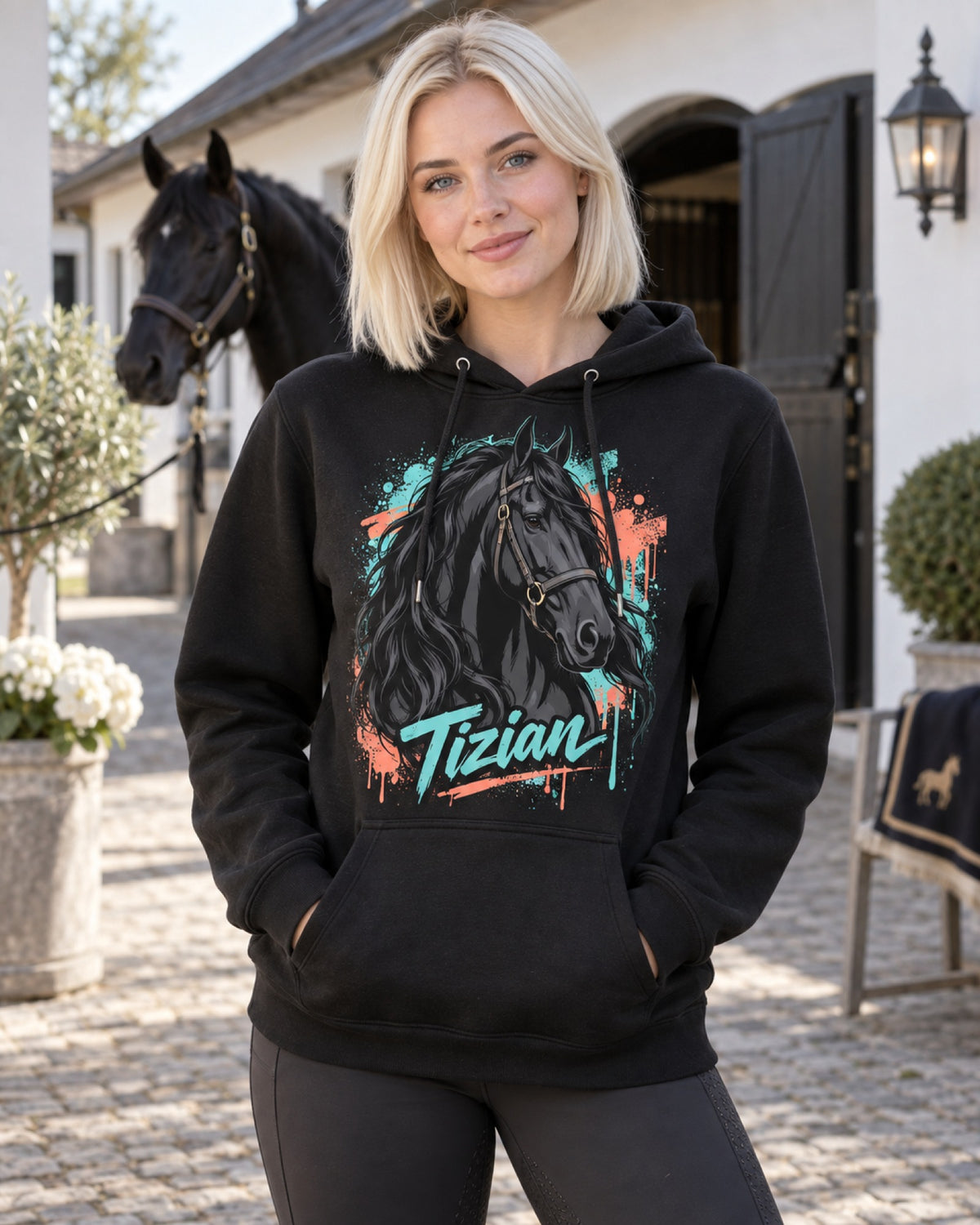 Frau im schwarzen Hoodie mit Rappen-Portrait im Street-Art-Stil und Namen Tizian