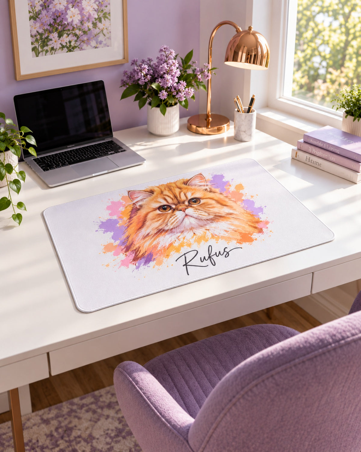 Mauspad mit Perserkatze im Pop-Art-Stil und Namen Rufus vor dem Laptop