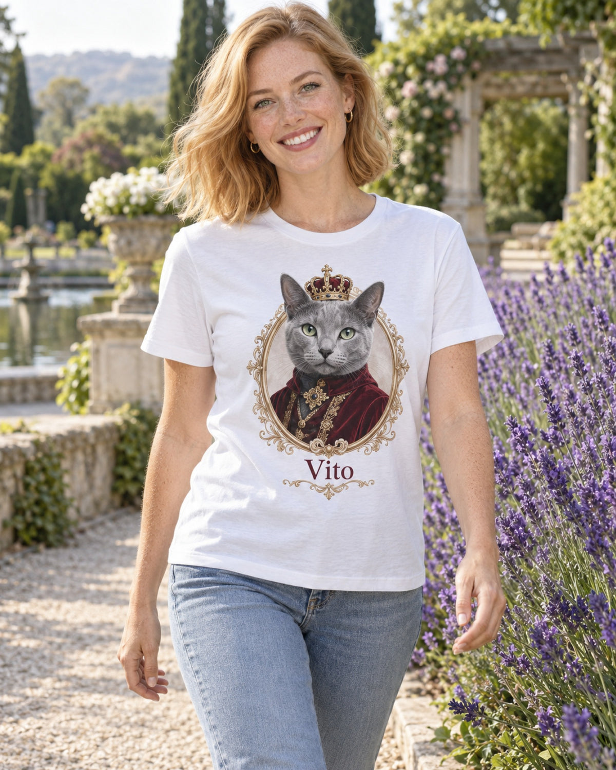Frau im weißen T-Shirt mit Katzenportrait im Royal-Stil und Namen Vito im Garten