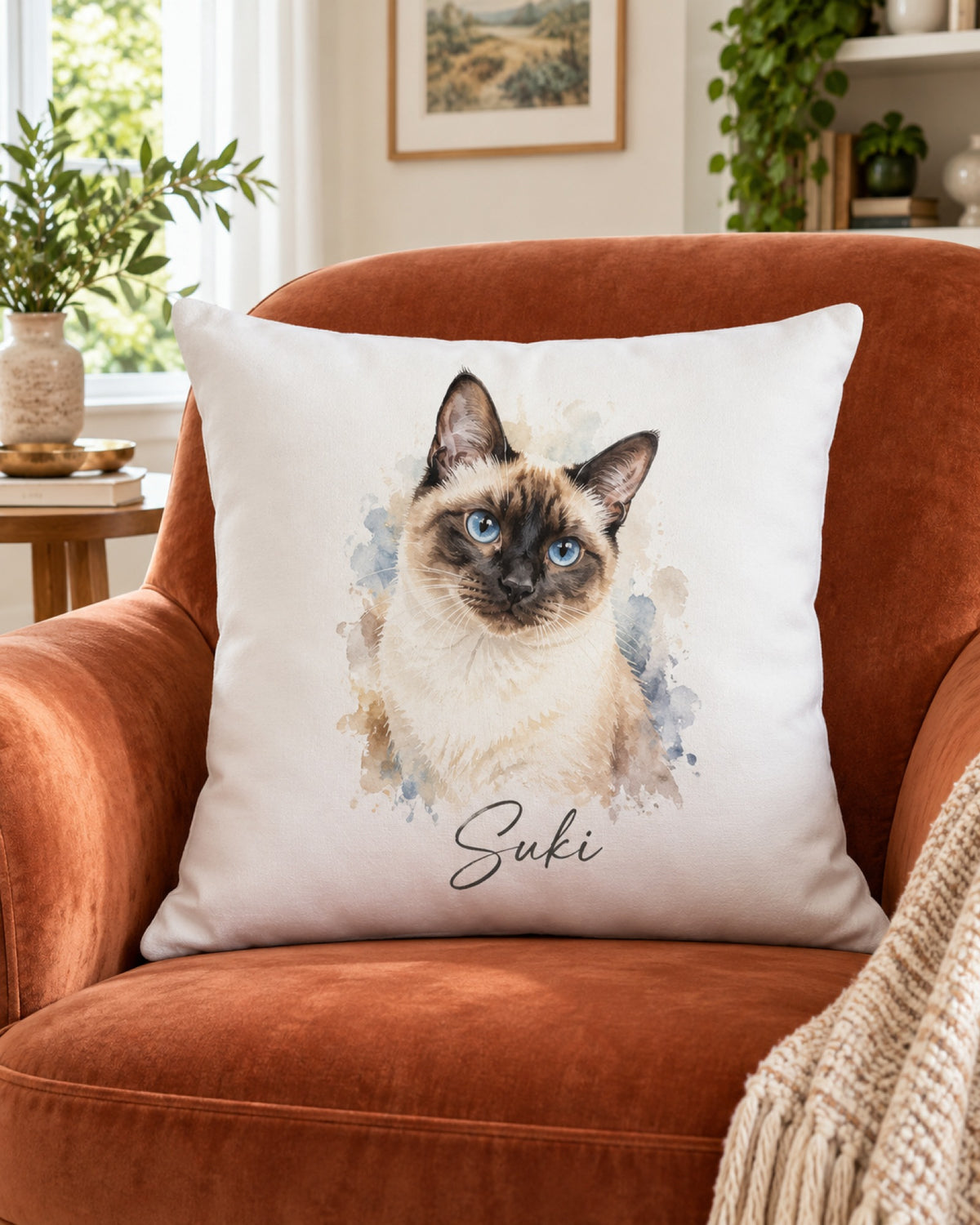 Kissenbezug mit Siamkatze im Aquarell-Stil und Namen Suki im Sessel