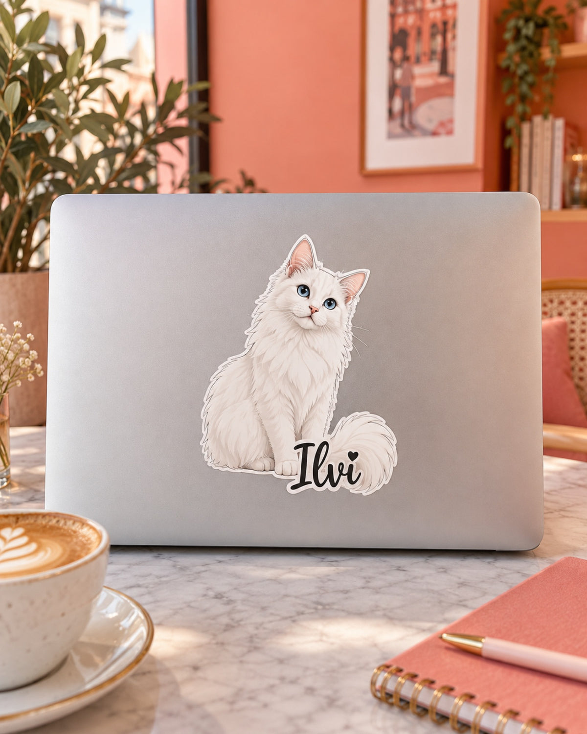 Sticker mit weißer Langhaarkatze und Namen Ilvi auf dem Laptop