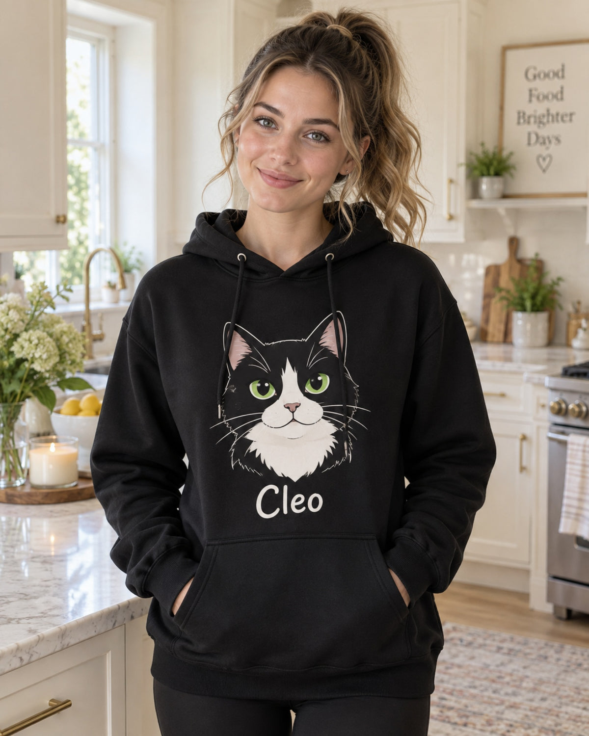 Frau im schwarzen Hoodie mit Katzenportrait im Cartoon-Stil und Namen Cleo