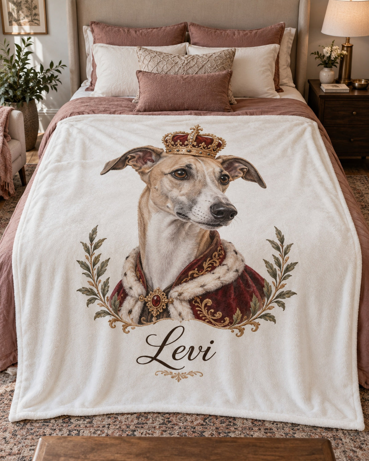 Kuscheldecke mit Windhund im Royal-Stil und Namen Levi auf dem Bett