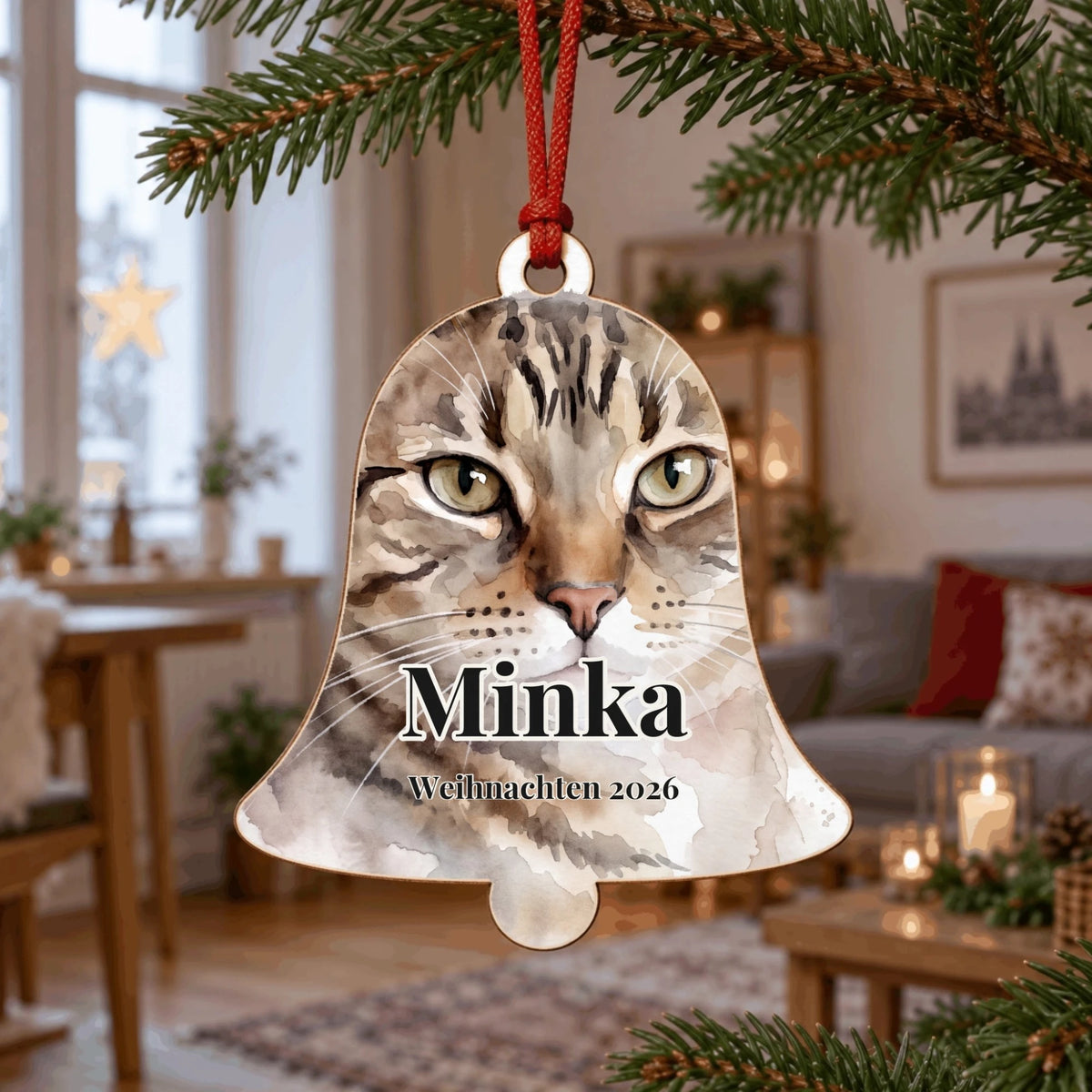 Baumschmuck aus Holz in Glockenform mit Katzenportrait und Namen