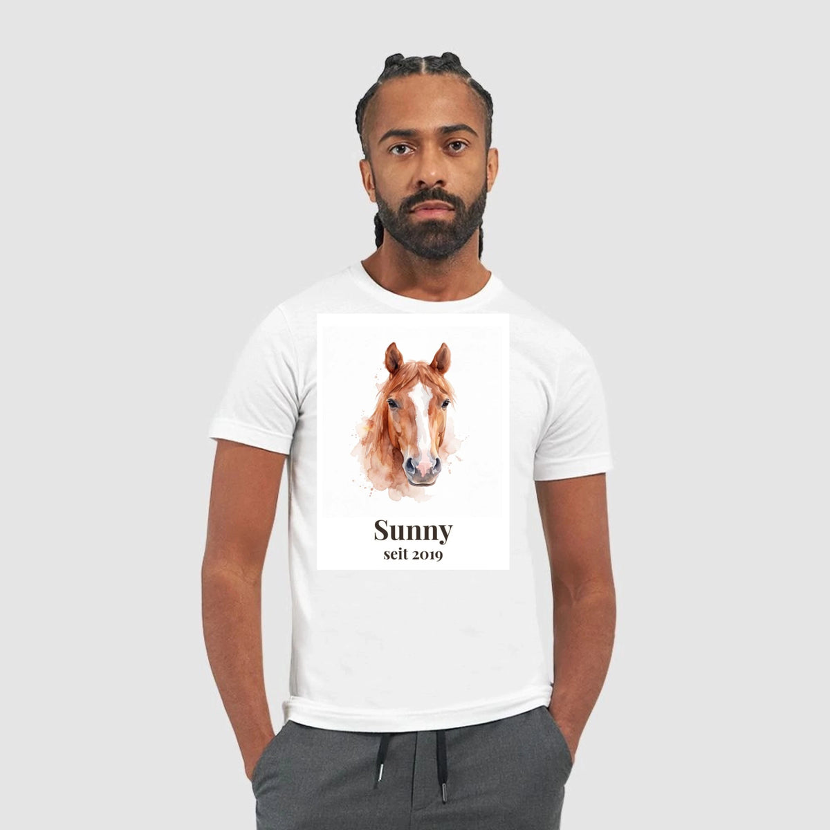 T-Shirt in Weiß mit Pferdeportrait und Namen