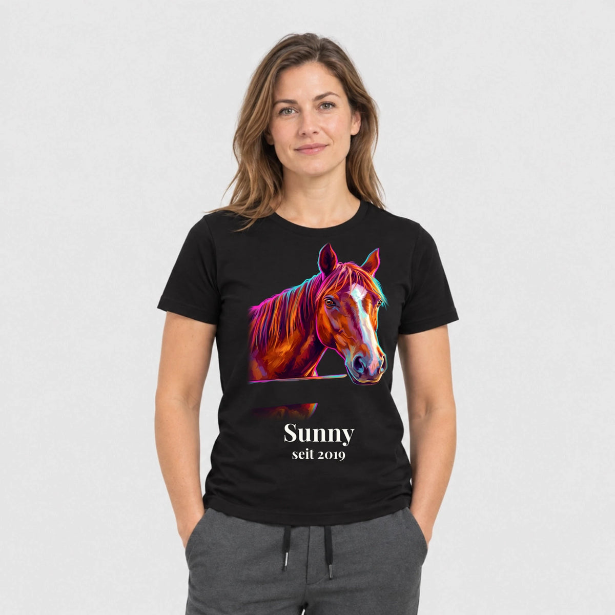 T-Shirt in Schwarz mit Pferdeportrait und Namen