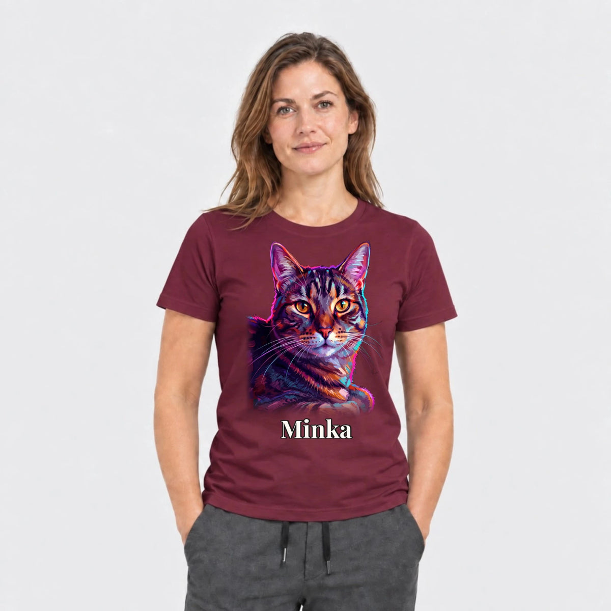 T-Shirt in Bordeaux mit Katzenportrait und Namen