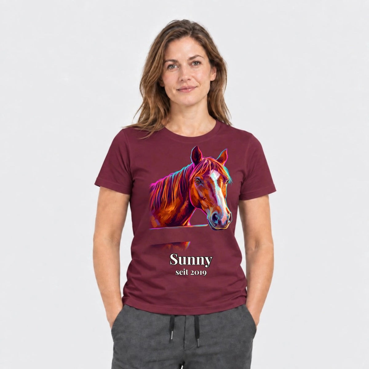 T-Shirt in Bordeaux mit Pferdeportrait und Namen