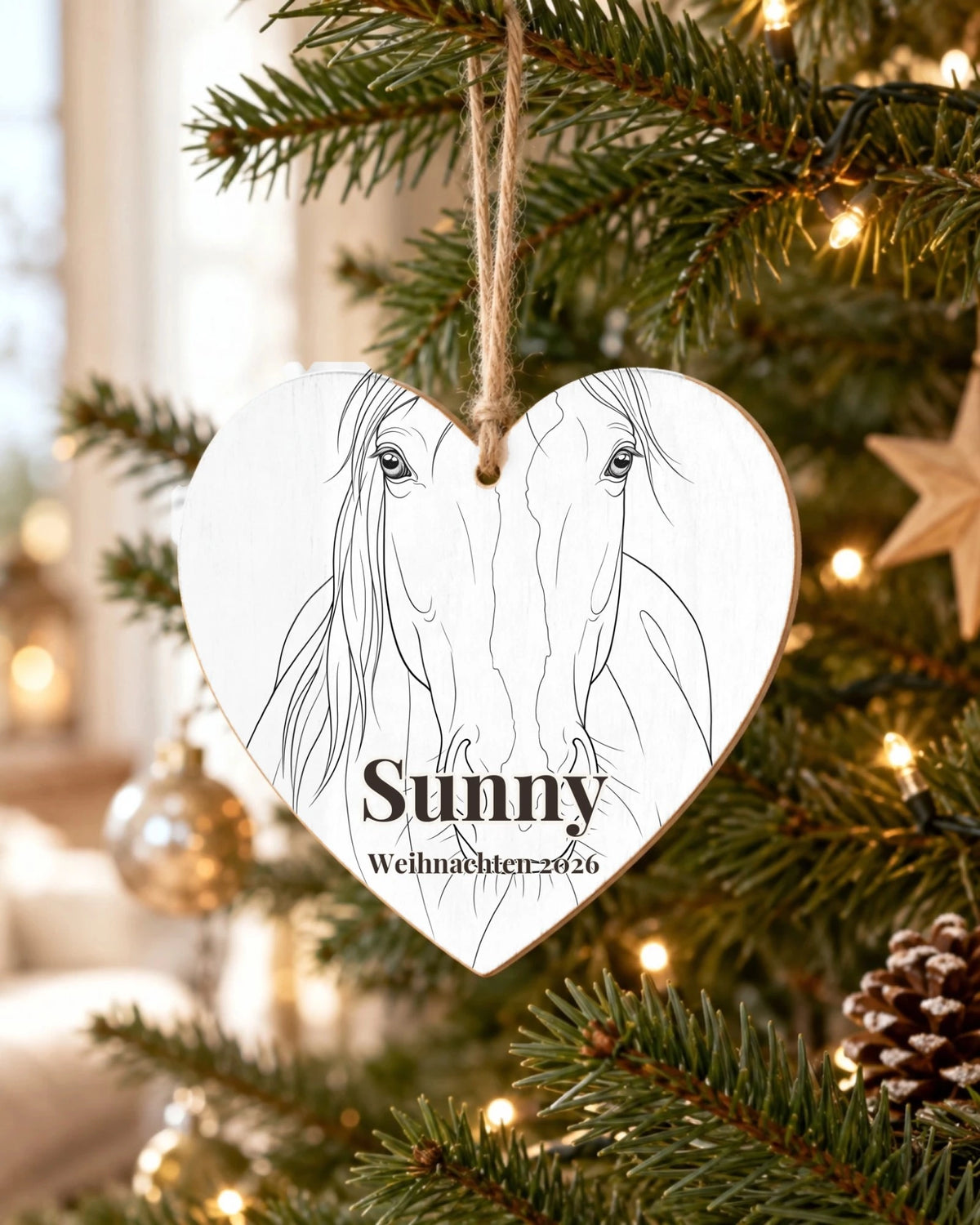 Herz-Baumschmuck mit Pferdeportrait und Namen am Weihnachtsbaum