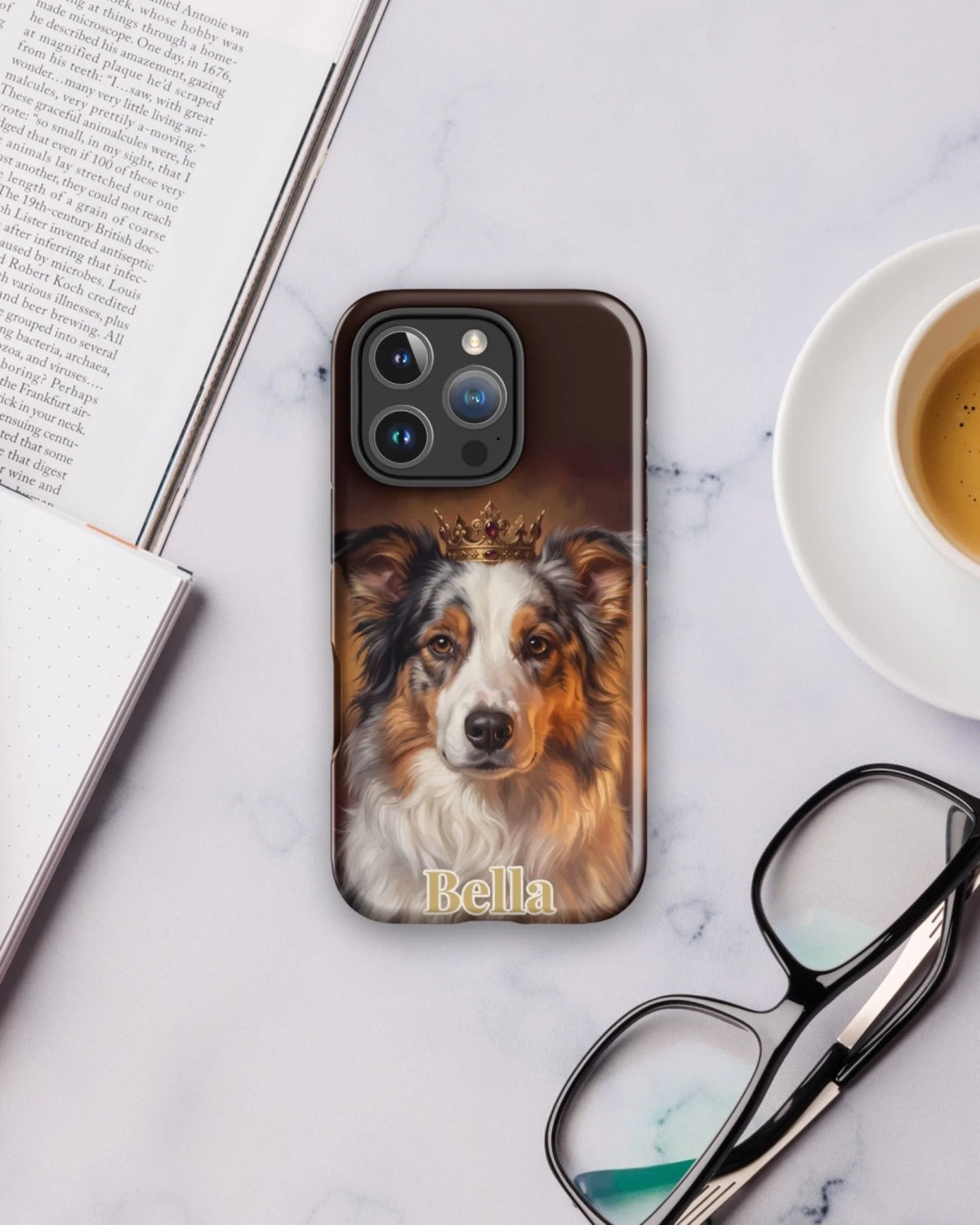 iPhone-Hülle mit Hundeportrait im Royal-Stil und Namen Bella