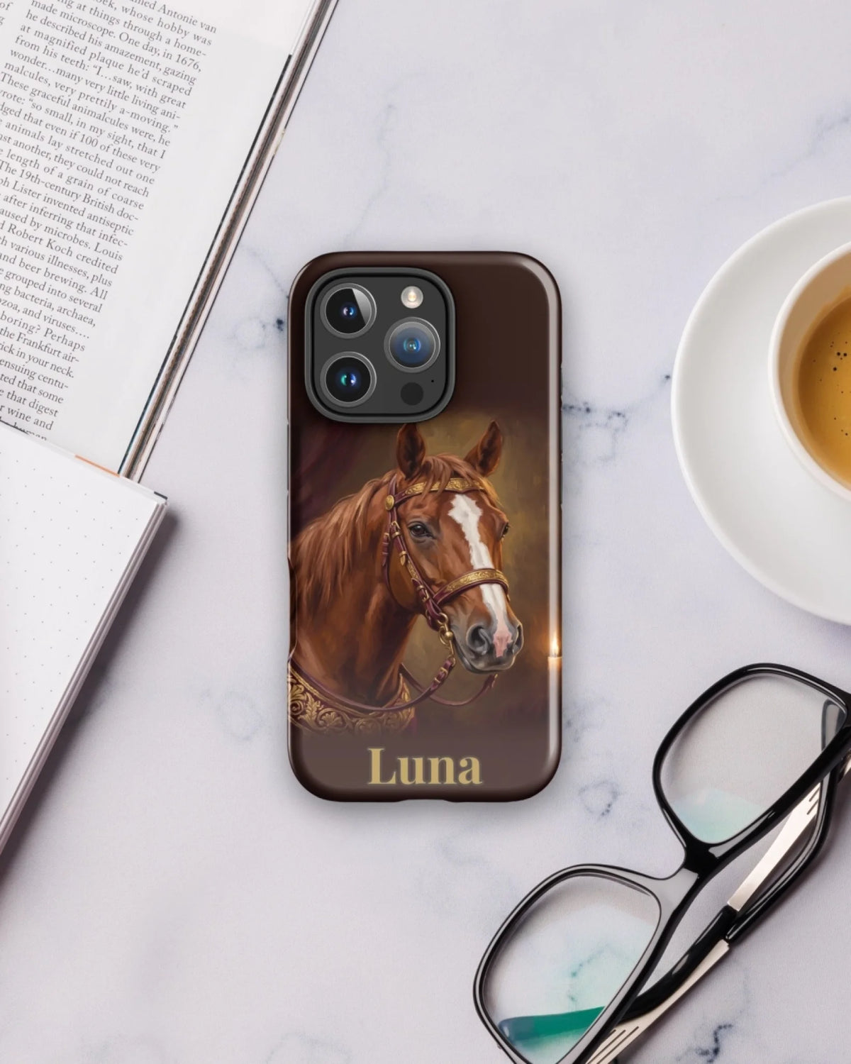 iPhone-Hülle mit Pferdeportrait im Royal-Stil und Namen Luna
