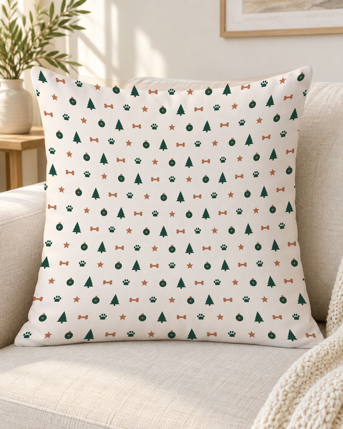 Kissen mit weihnachtlichem Pfotenmuster in Creme auf dem Sofa