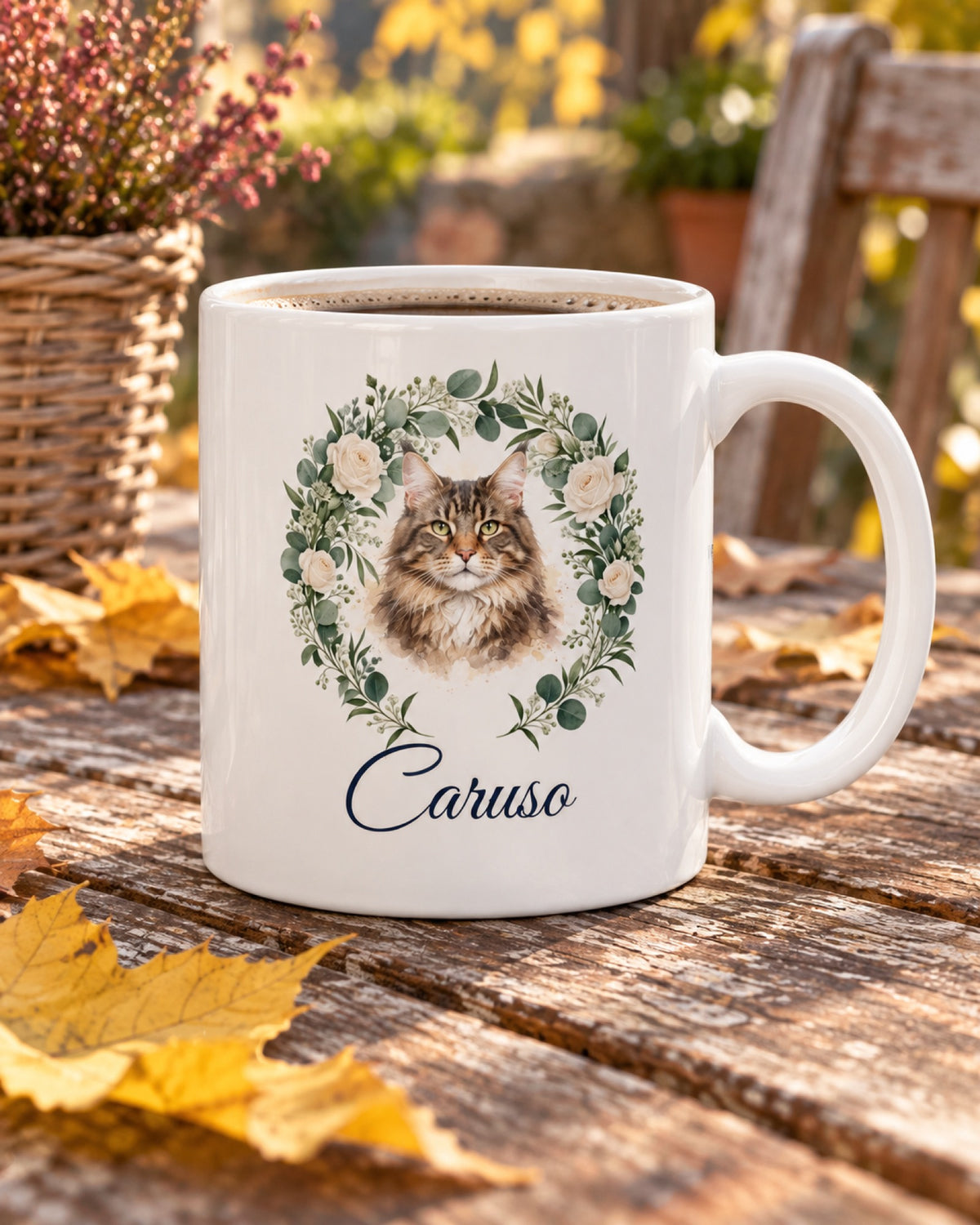 Weiße Keramiktasse Blütenkranz-Tasse mit deinem Tier und Namen auf einem Gartentisch im Herbst mit Maine Coon Caruso