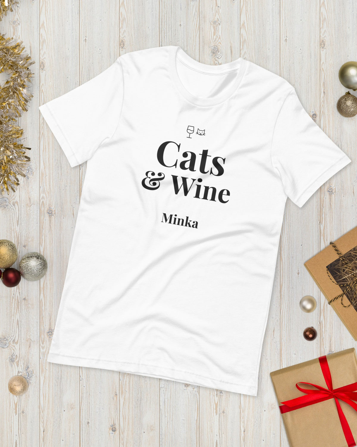 T-Shirt Cats & Wine in Weiß mit Namen Minka, weihnachtlich auf Holz gelegt