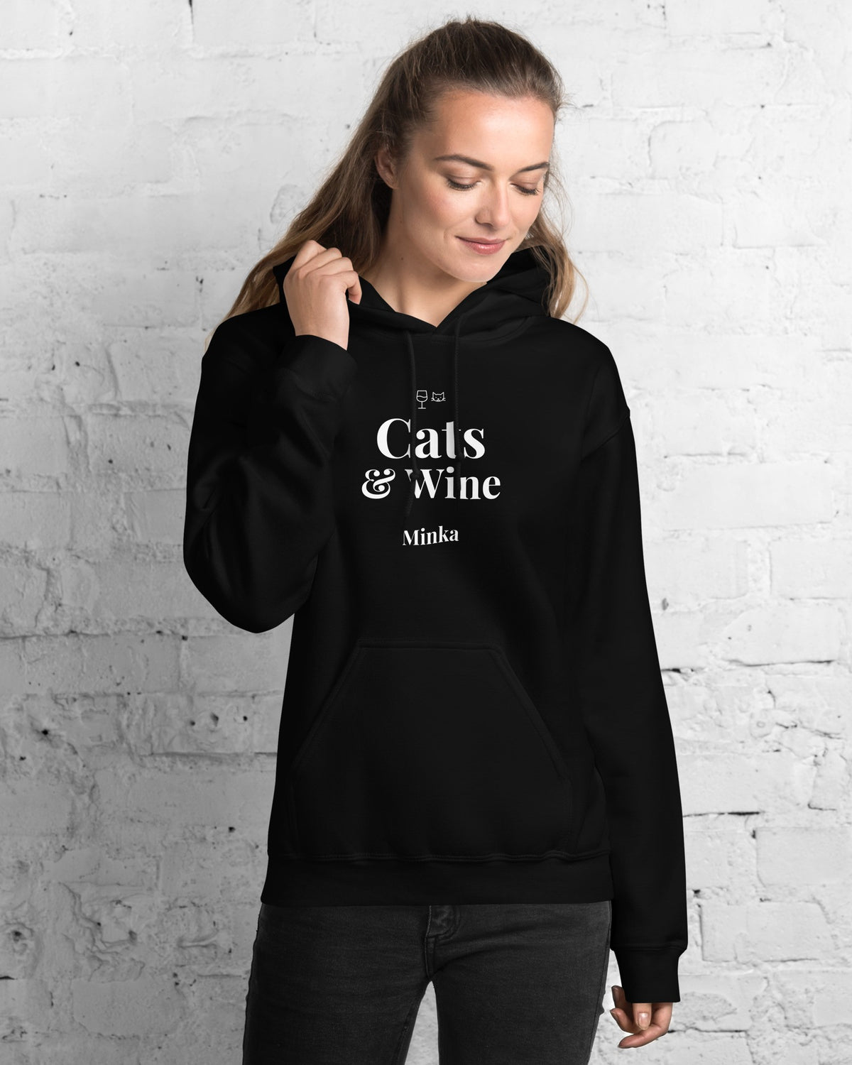 Hoodie Cats & Wine in Schwarz mit dem Namen Minka, getragen von einer Frau