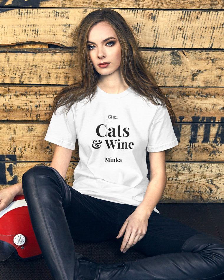 T-Shirt Cats & Wine in Weiß mit dem Namen Minka, getragen von einer Frau