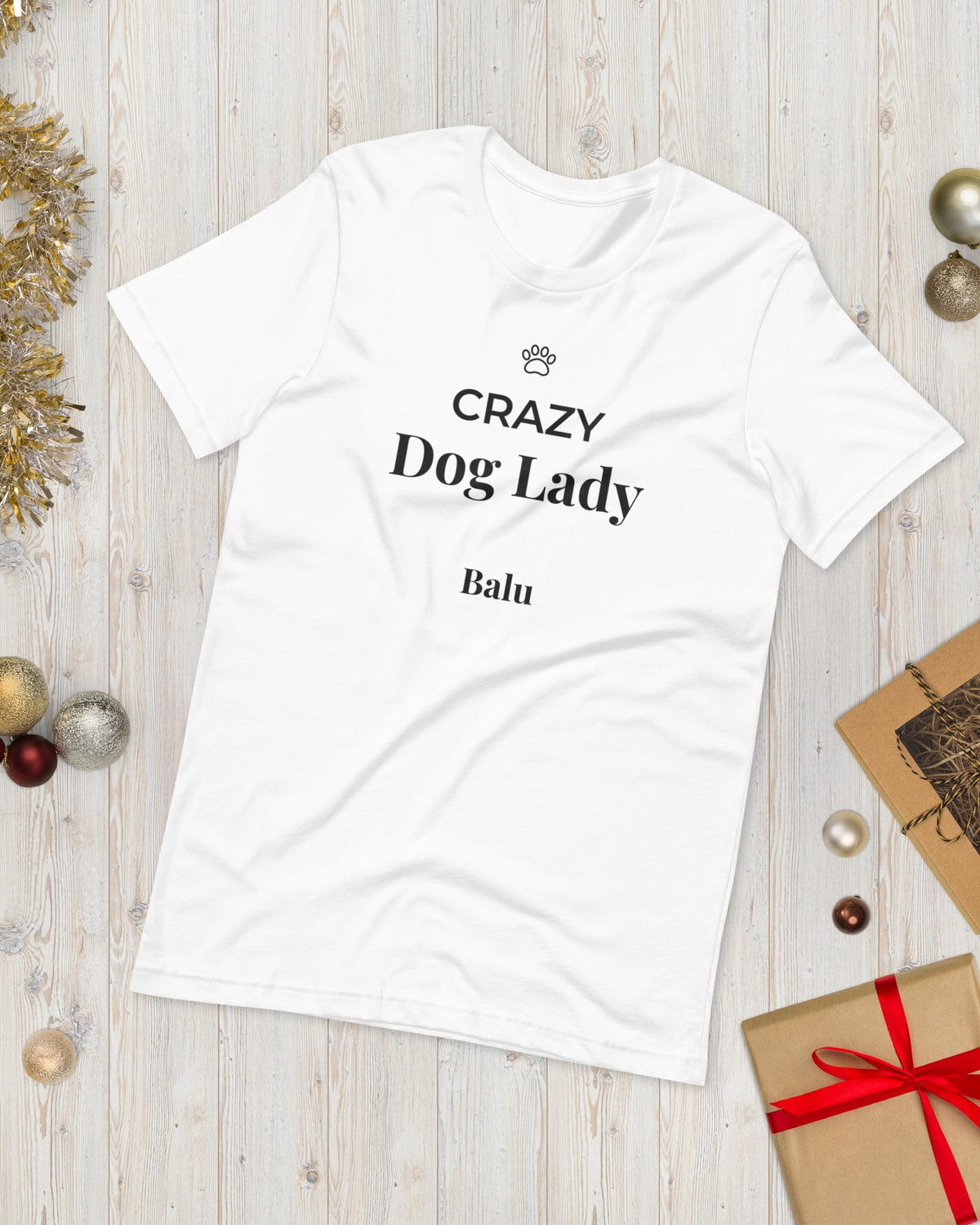 T-Shirt Crazy Dog Lady in Weiß mit Namen Balu, weihnachtlich auf Holz gelegt