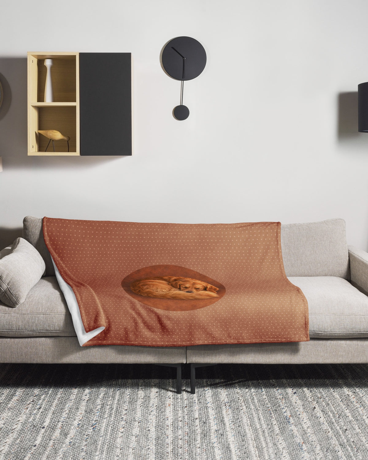 Kuscheldecke Kuschelzeit in Terrakotta mit schlafendem Hund auf dem Sofa, Wohnszene
