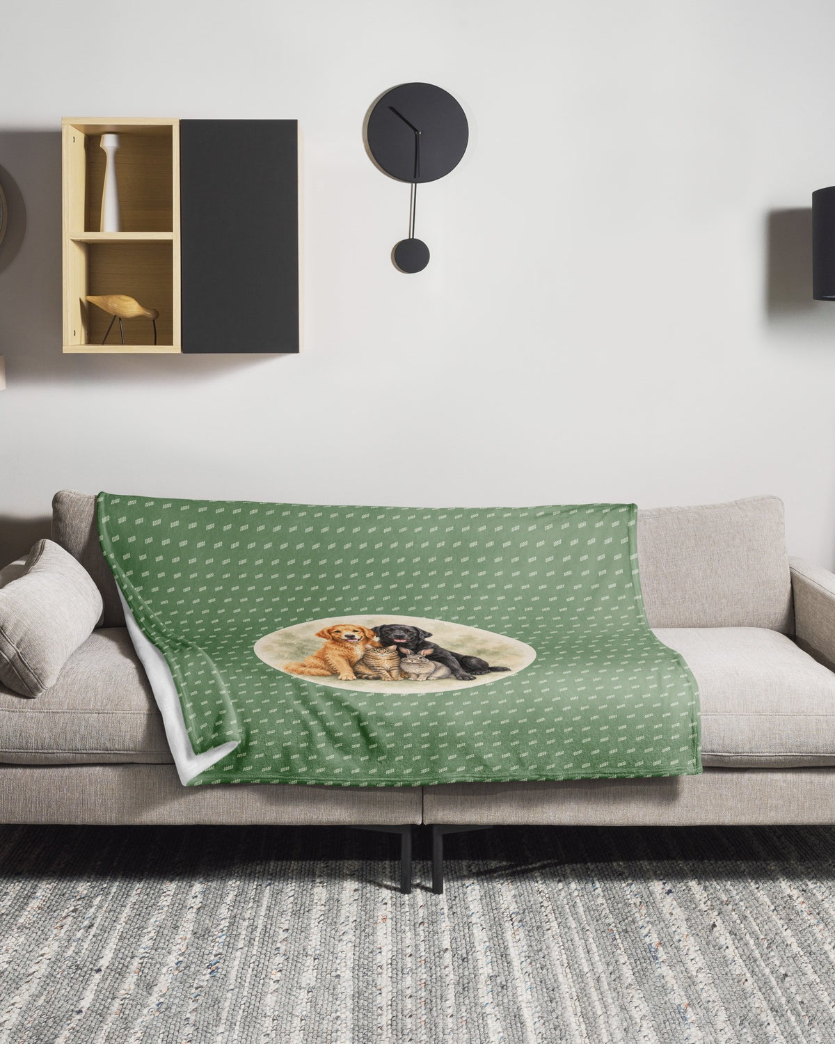 Kuscheldecke Unser Rudel in Salbeigrün mit Hunden und Katze auf dem Sofa, Wohnszene
