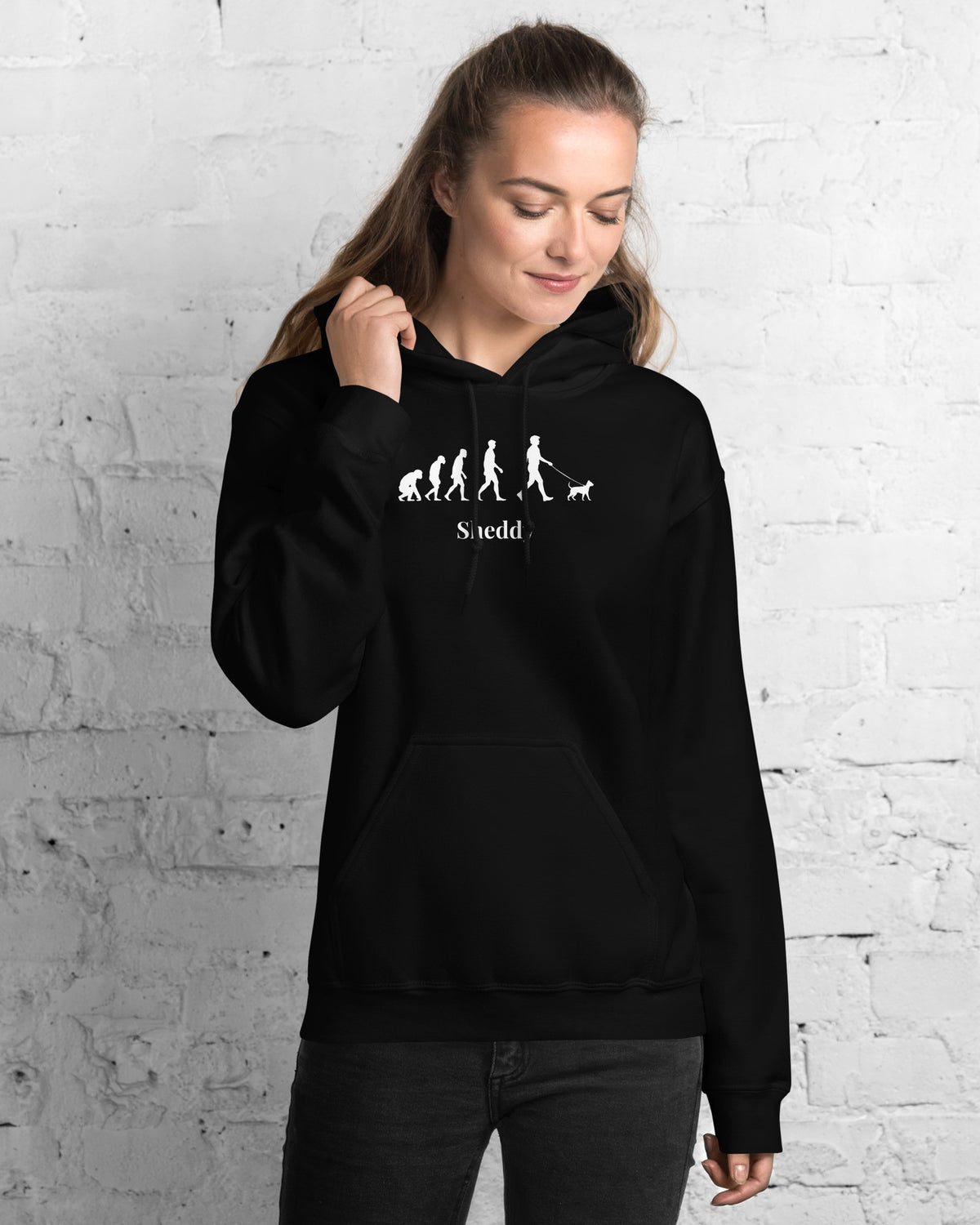 Hoodie Pet Evolution in Schwarz mit dem Namen Sheddy, getragen von einer Frau