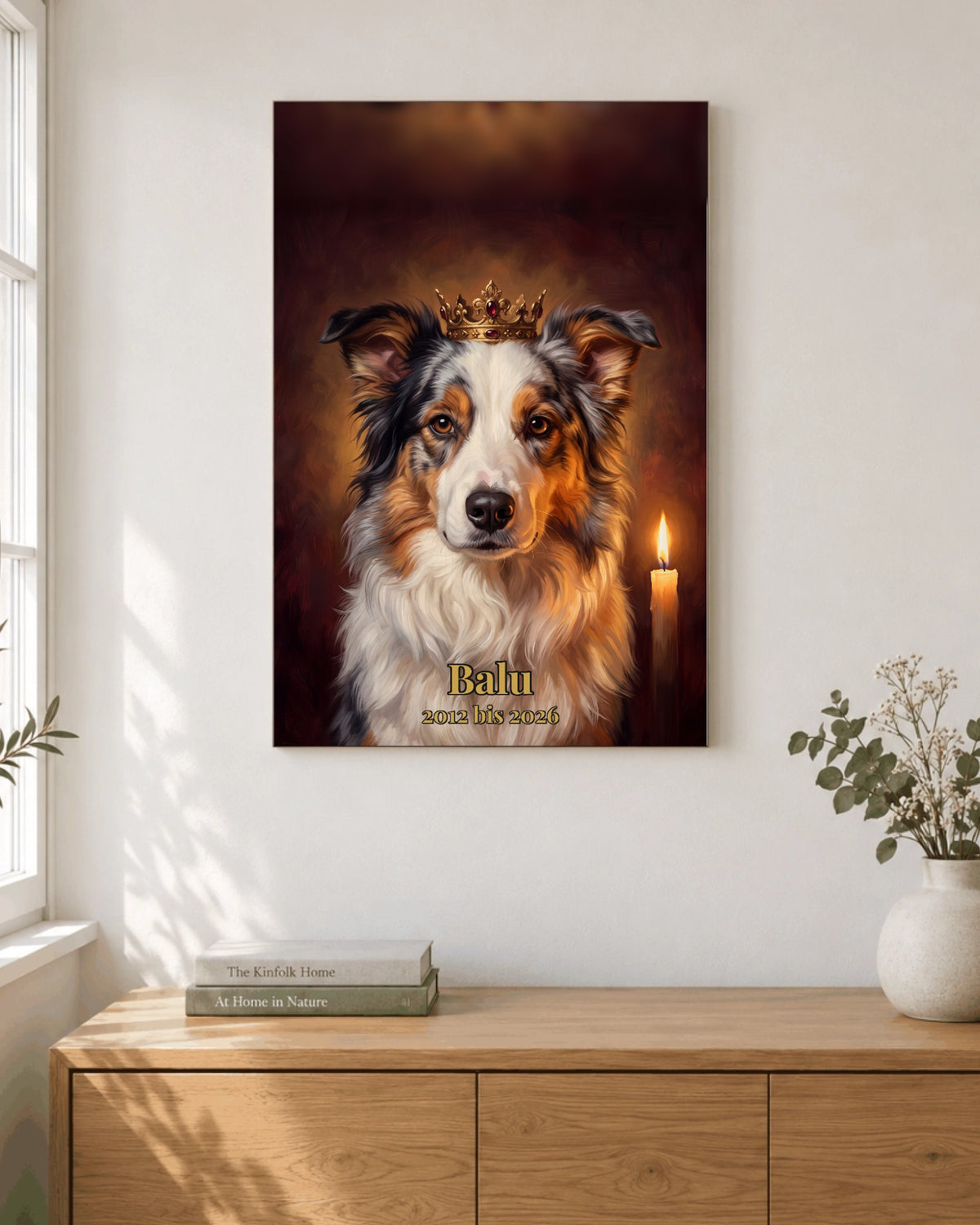 Gedenkbild auf Holz für deinen Hund im Royal-Stil an der Wand über dem Sideboard