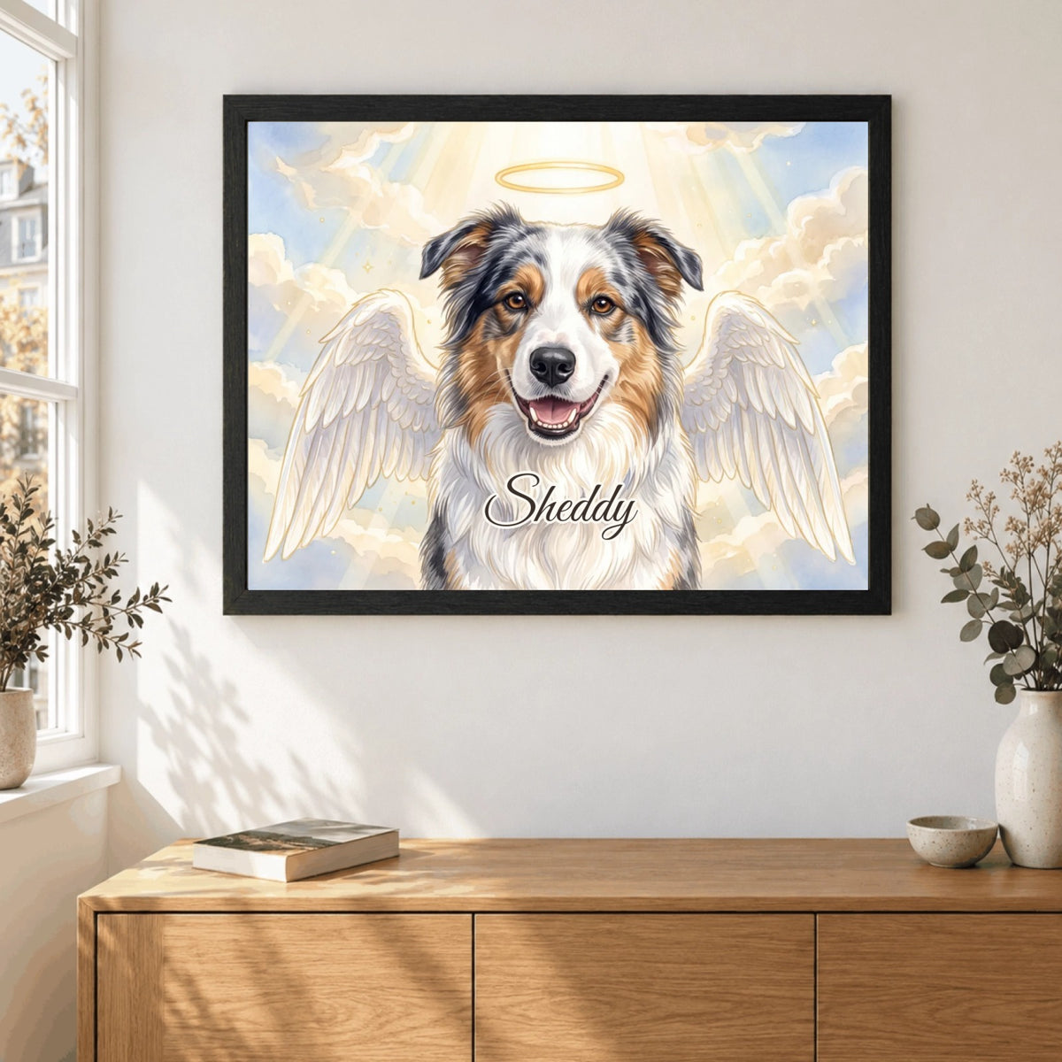Ritratto commemorativo Angelo con cornice in legno nera: il cane Sheddy con ali d'angelo e aureola davanti a un cielo chiaro, con nome