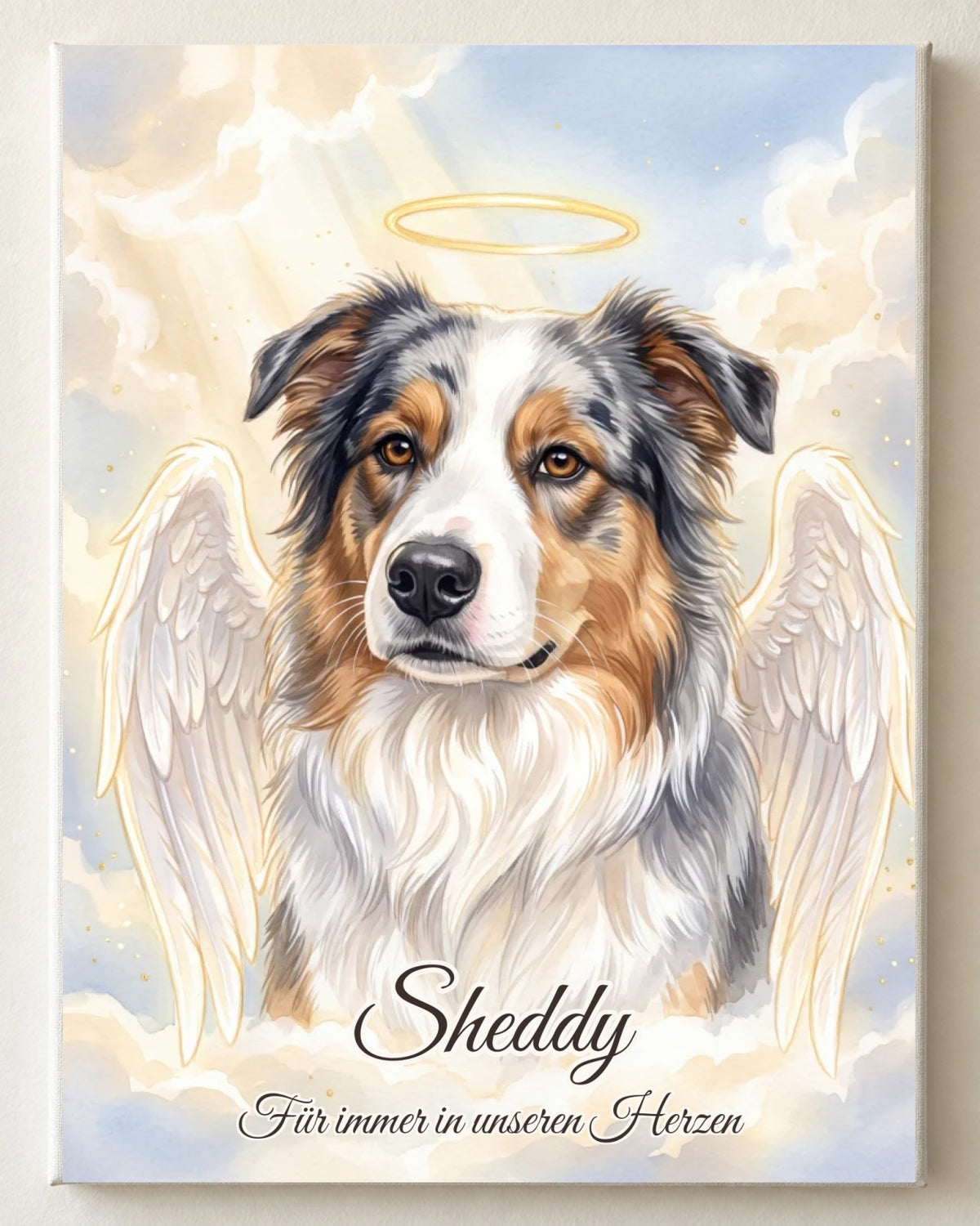 Ritratto commemorativo Angelo su tela, formato verticale: il cane Sheddy con ali d'angelo e aureola davanti a un cielo chiaro, con nome