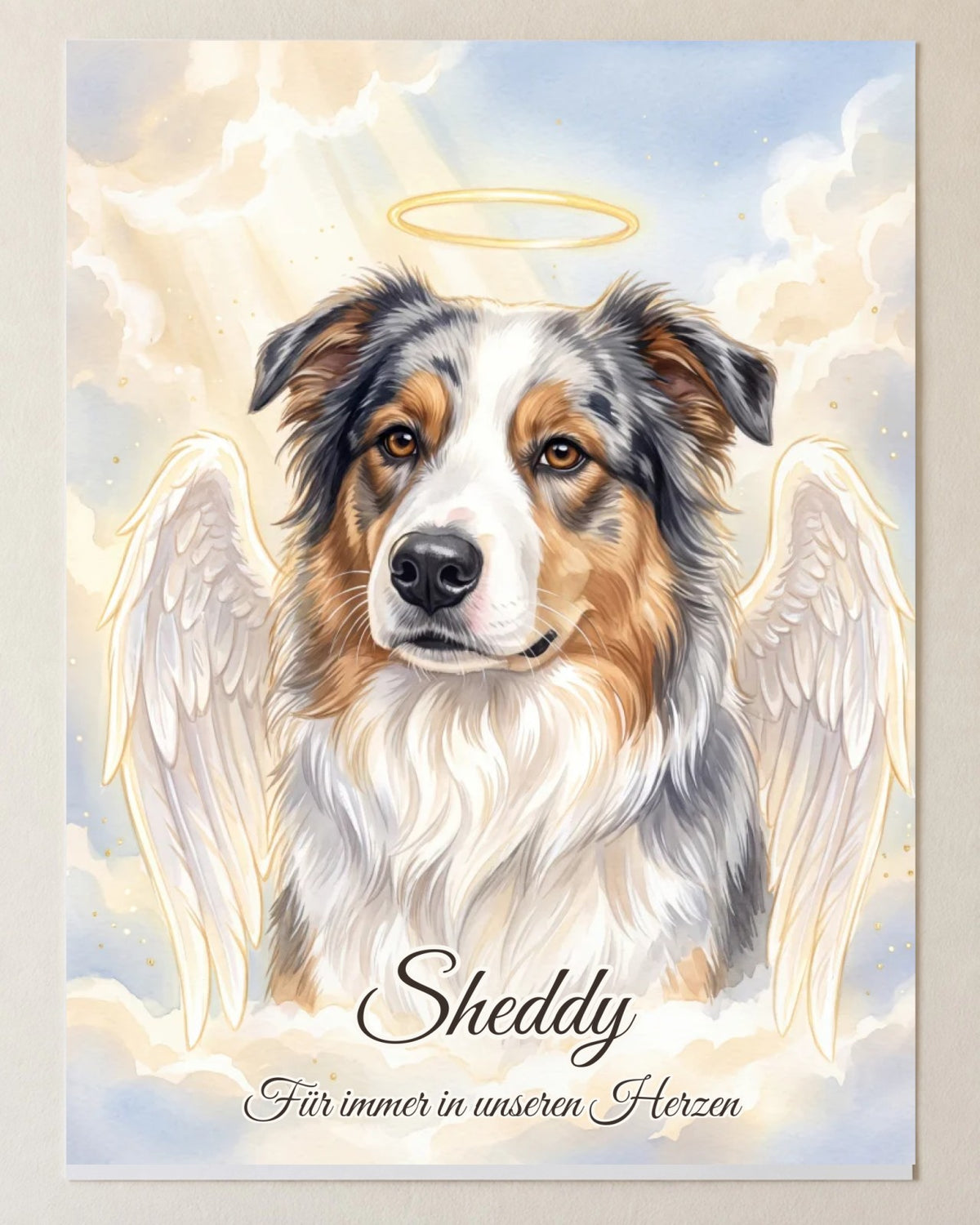 Ritratto commemorativo Angelo come poster, formato verticale: il cane Sheddy con ali d'angelo e aureola davanti a un cielo chiaro, con nome
