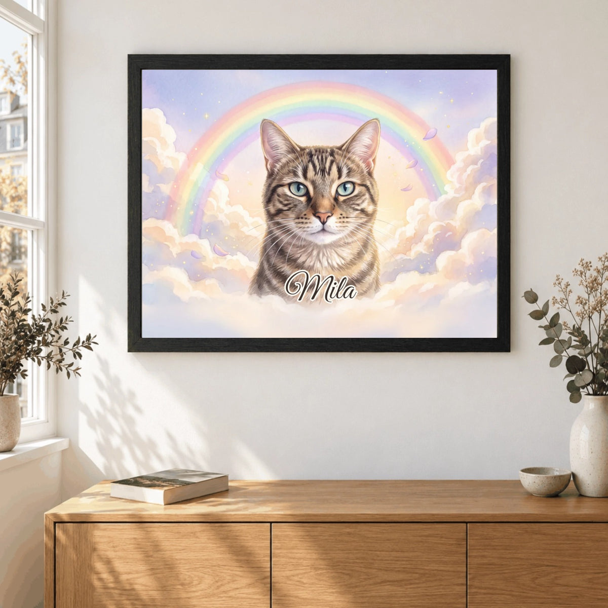 Portrait souvenir Pont de l'arc-en-ciel en cadre bois noir : le chat Mila sous un arc-en-ciel dans les nuages, avec son nom