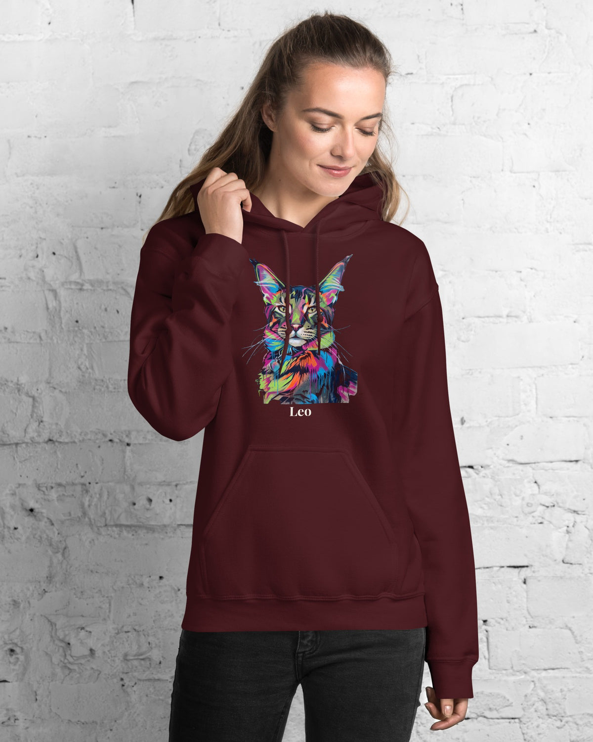 Hoodie in Bordeaux mit Portrait von einer Maine Coon im Stil Street-Art und dem Namen Leo, getragen von einer Frau