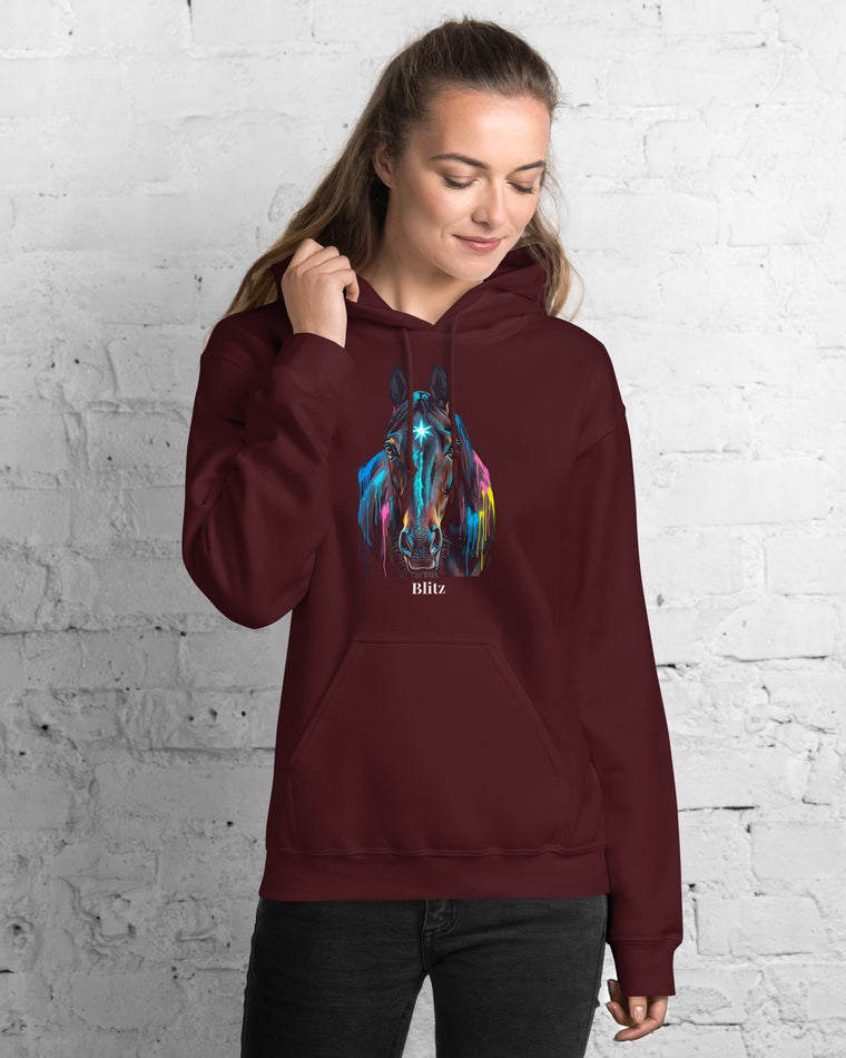 Hoodie in Bordeaux mit Portrait von einem Friese im Stil Street-Art und dem Namen Blitz, getragen von einer Frau
