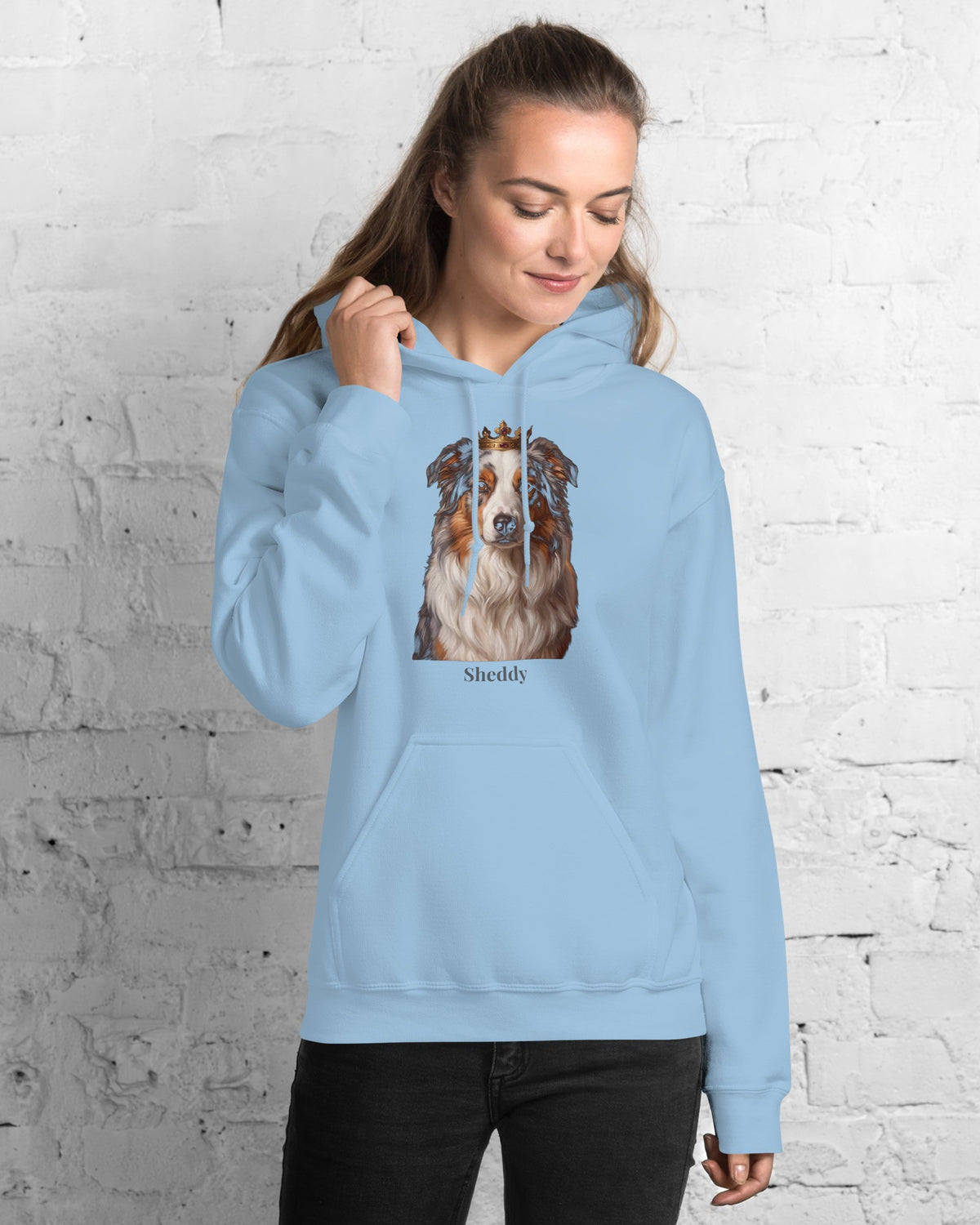 Hoodie in Hellblau mit Portrait von einem Australian Shepherd im Stil Royal und dem Namen Sheddy, getragen von einer Frau