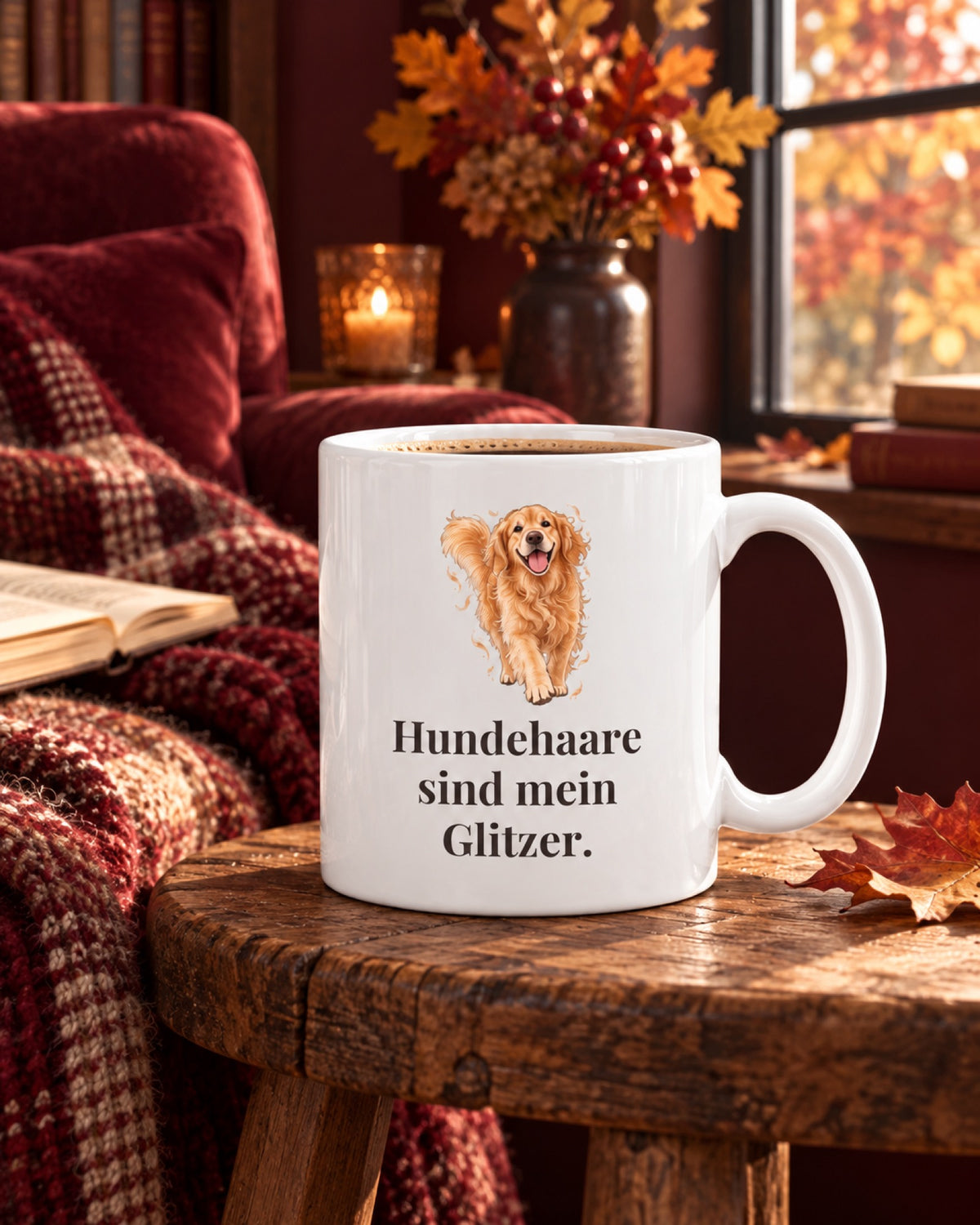 Weiße Keramiktasse Hundetasse mit Spruch: Hundehaare sind mein Glitzer. auf einem rustikalen Holzhocker im Herbst