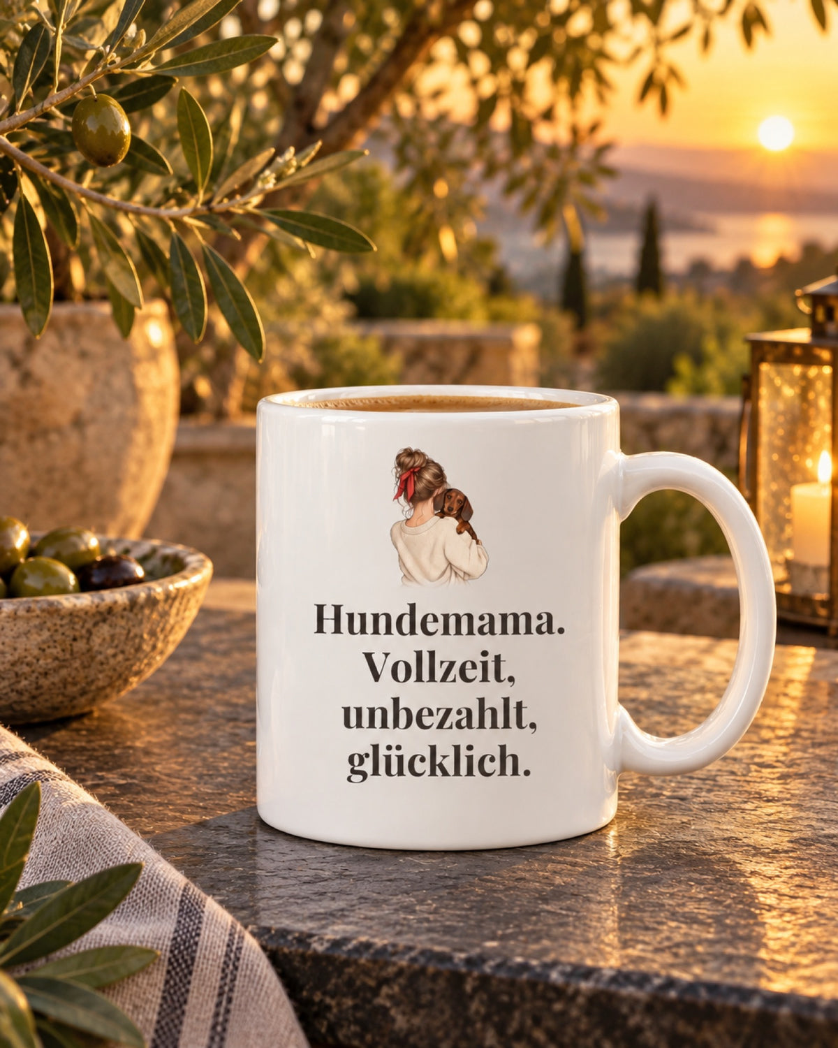 Weiße Keramiktasse Hundetasse mit Spruch: Hundemama. Vollzeit, unbezahlt, glücklich. auf einer Terrassenbank im Sommer