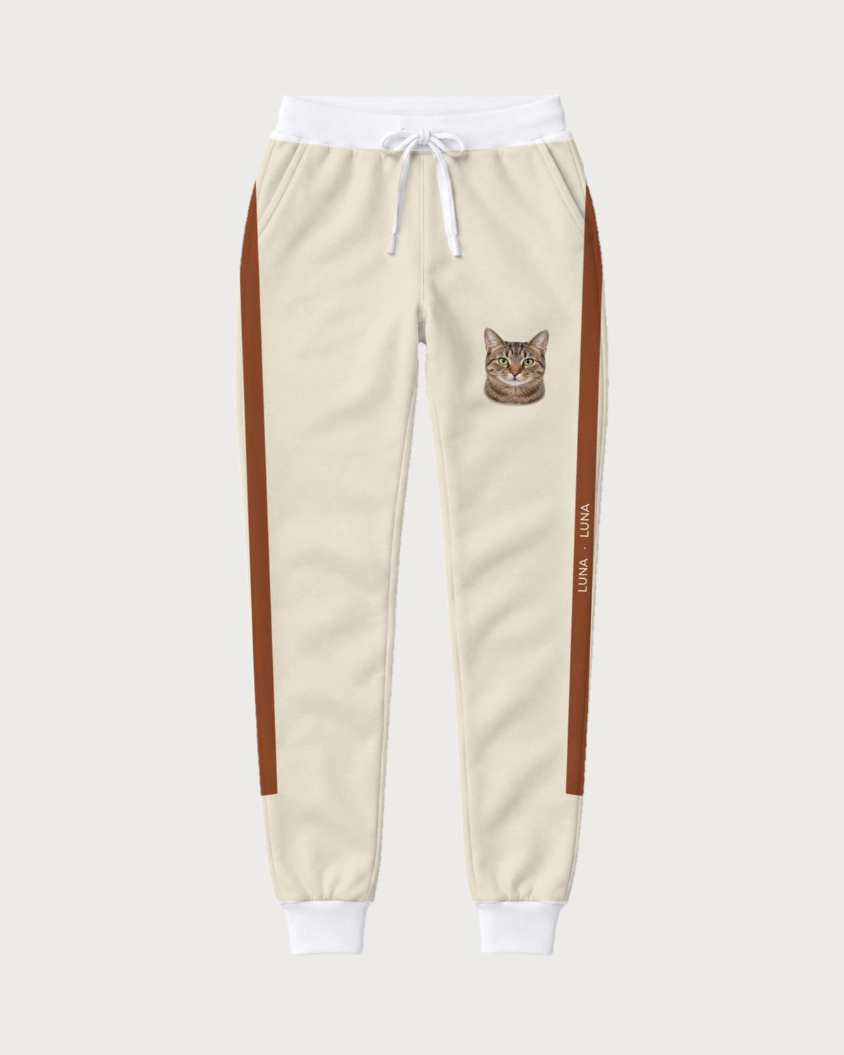 Jogginghose Signature Stripe mit Katzenportrait: Ansicht der ganzen Hose